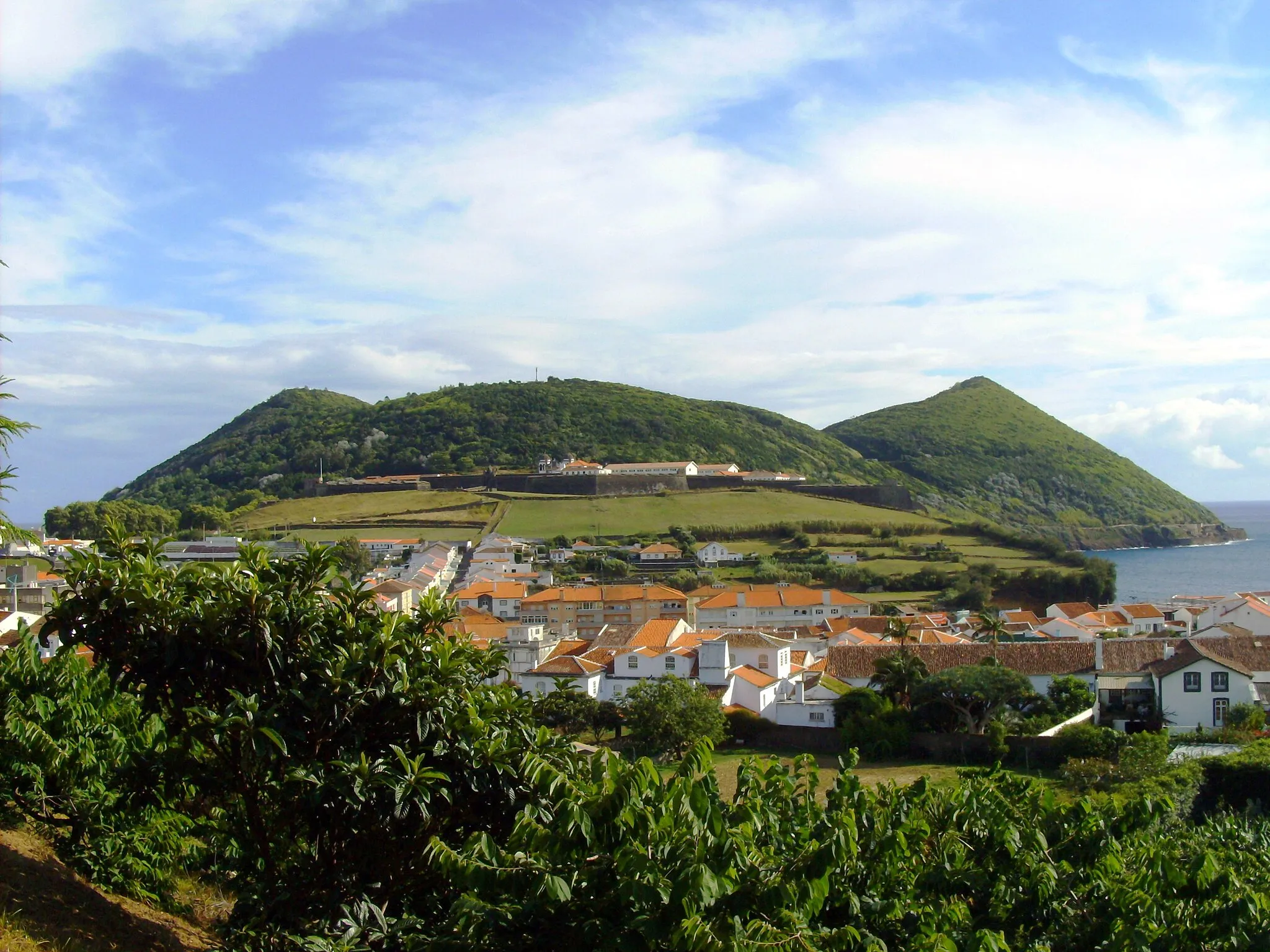 Photo showing: Fortaleza de São João Baptista do Monte Brasil, Angra do Heroísmo, ilha Terceira, Açores: vista panorâmica das muralhas que fecham o istmo.