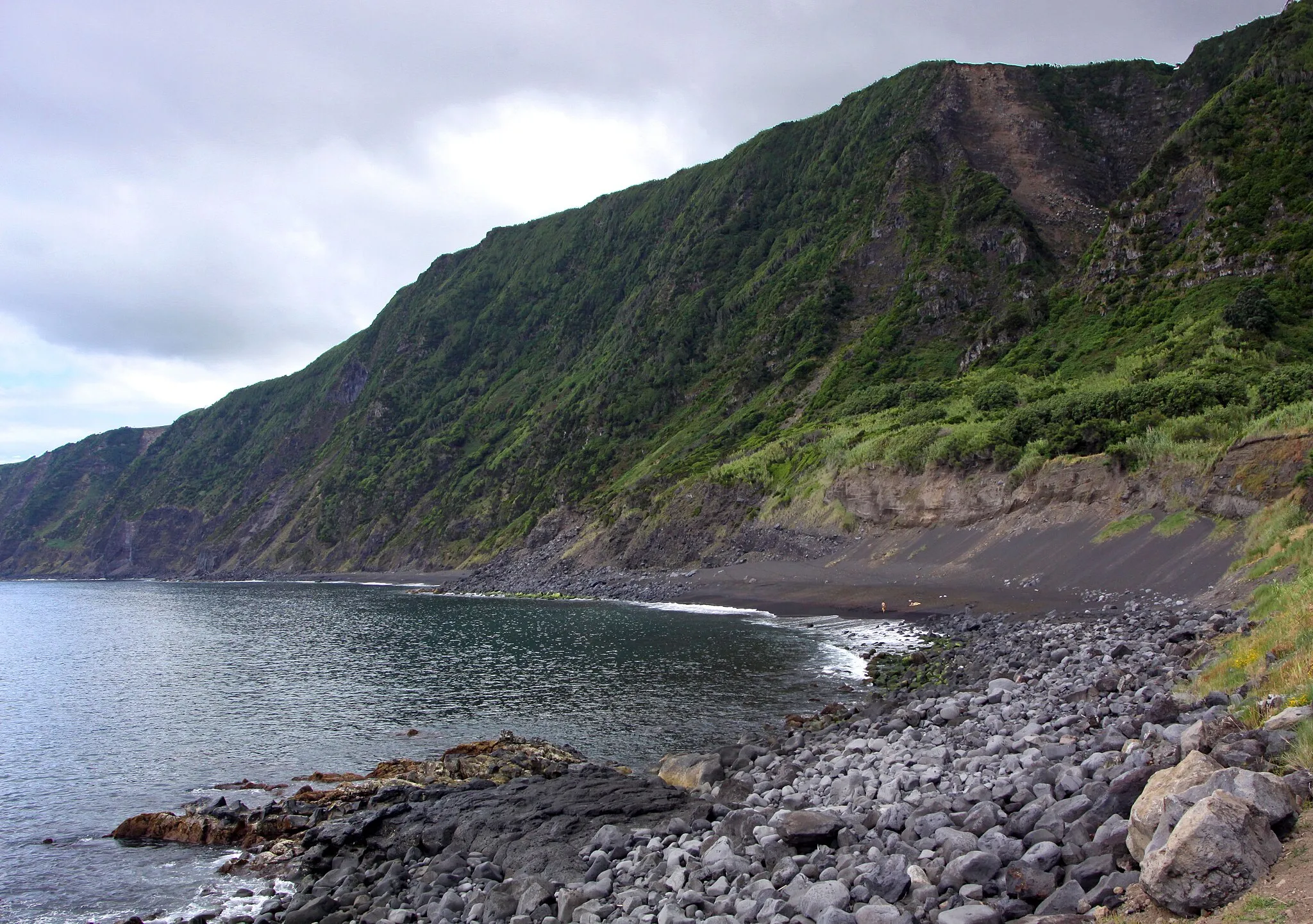 Photo showing: Ilha do Faial, Açores.

La Baía da Ribeira das Cabras.