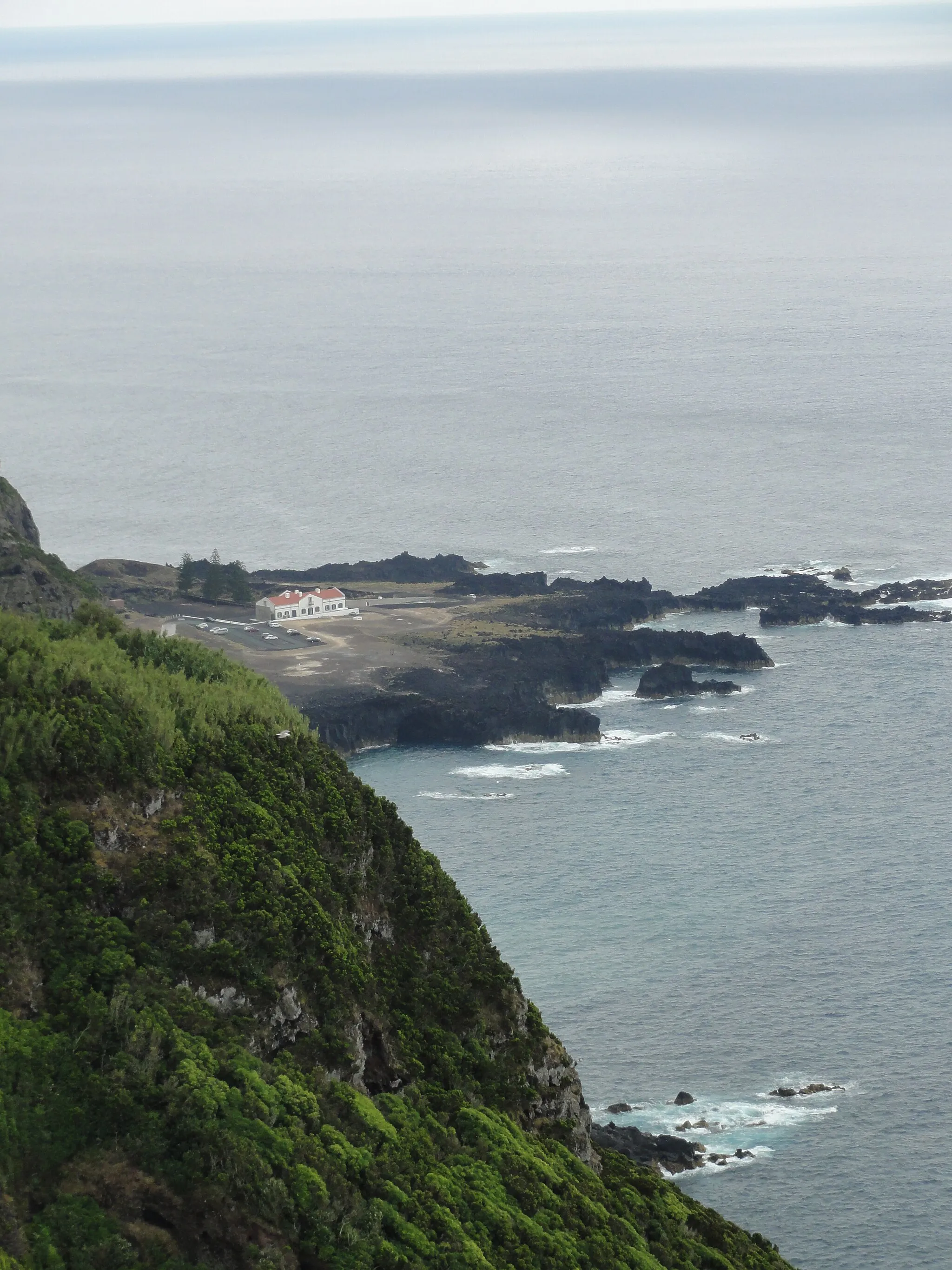 Photo showing: Westlichster Teil der Insel São Miguel. Auf dem Plateau befindet sich eine Therme und ein natürlicher Pool mit vulkanisch erwärmten Meereswasser.