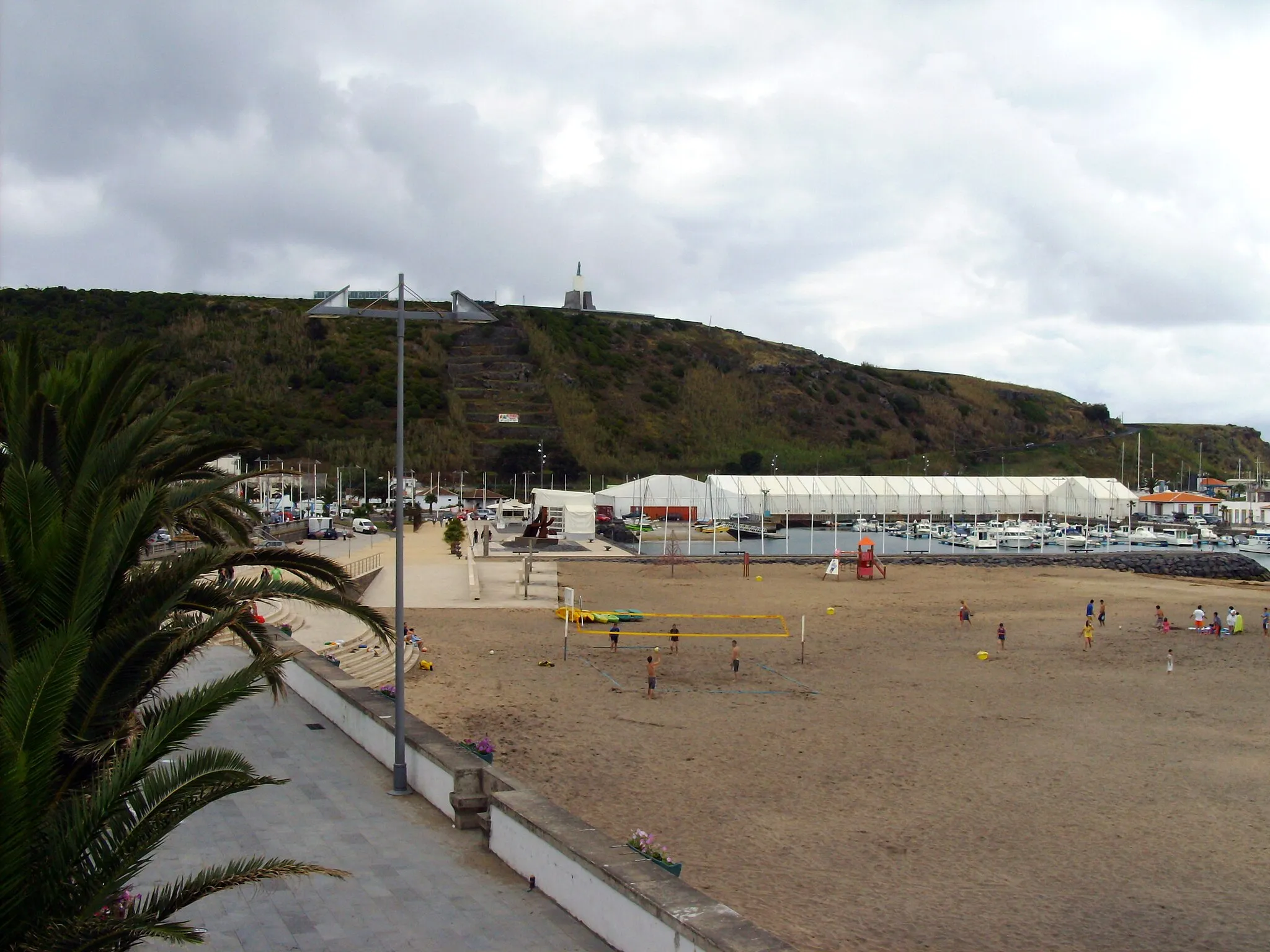 Photo showing: Marina de Praia da Vitória, Ilha Terceira, Açores. Ao fundo o Miradouro do Facho.