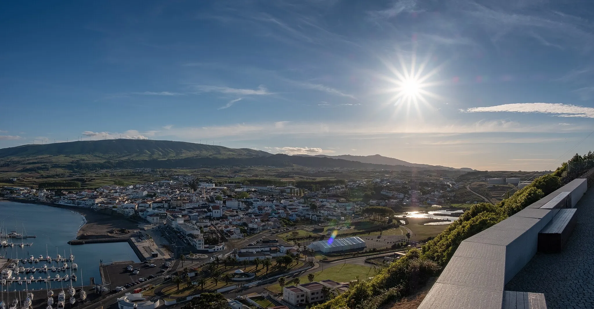 Photo showing: Panorama of the Praia da Vitória town and marina, as seen from the Facho Viewpoint, Terceira Island, Azores (PPL2-Enhanced)