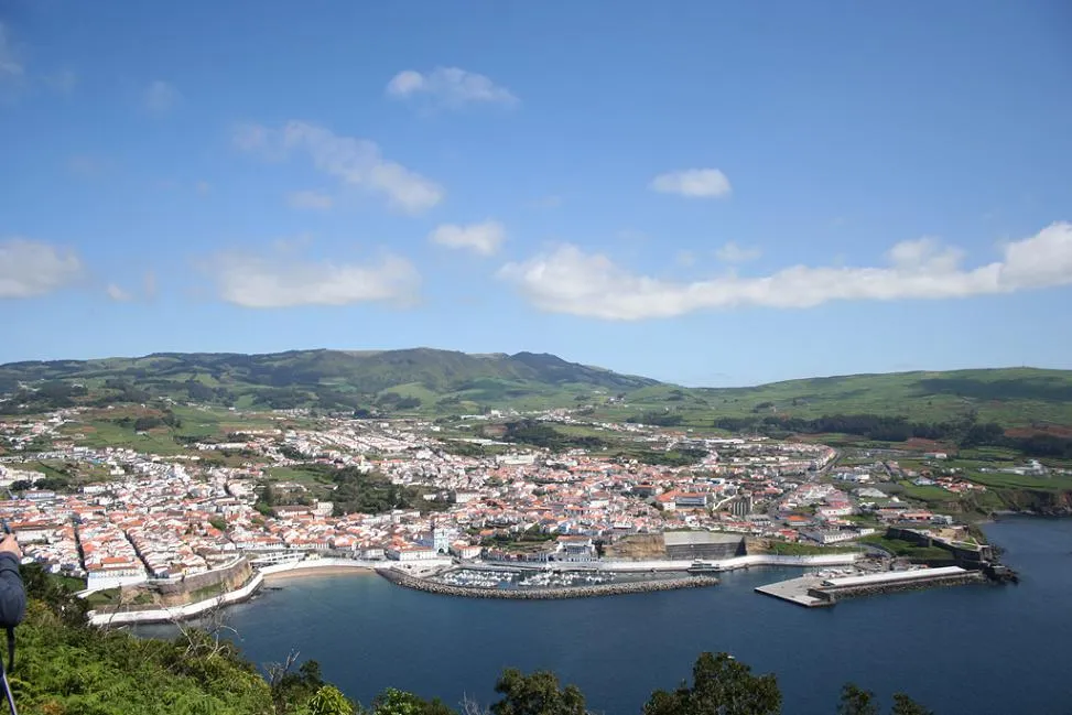 Photo showing: Cidade de Angra do Heroismo e Baía de Angra do Heroísmo, ilha Terceira, Açores, Portugal.