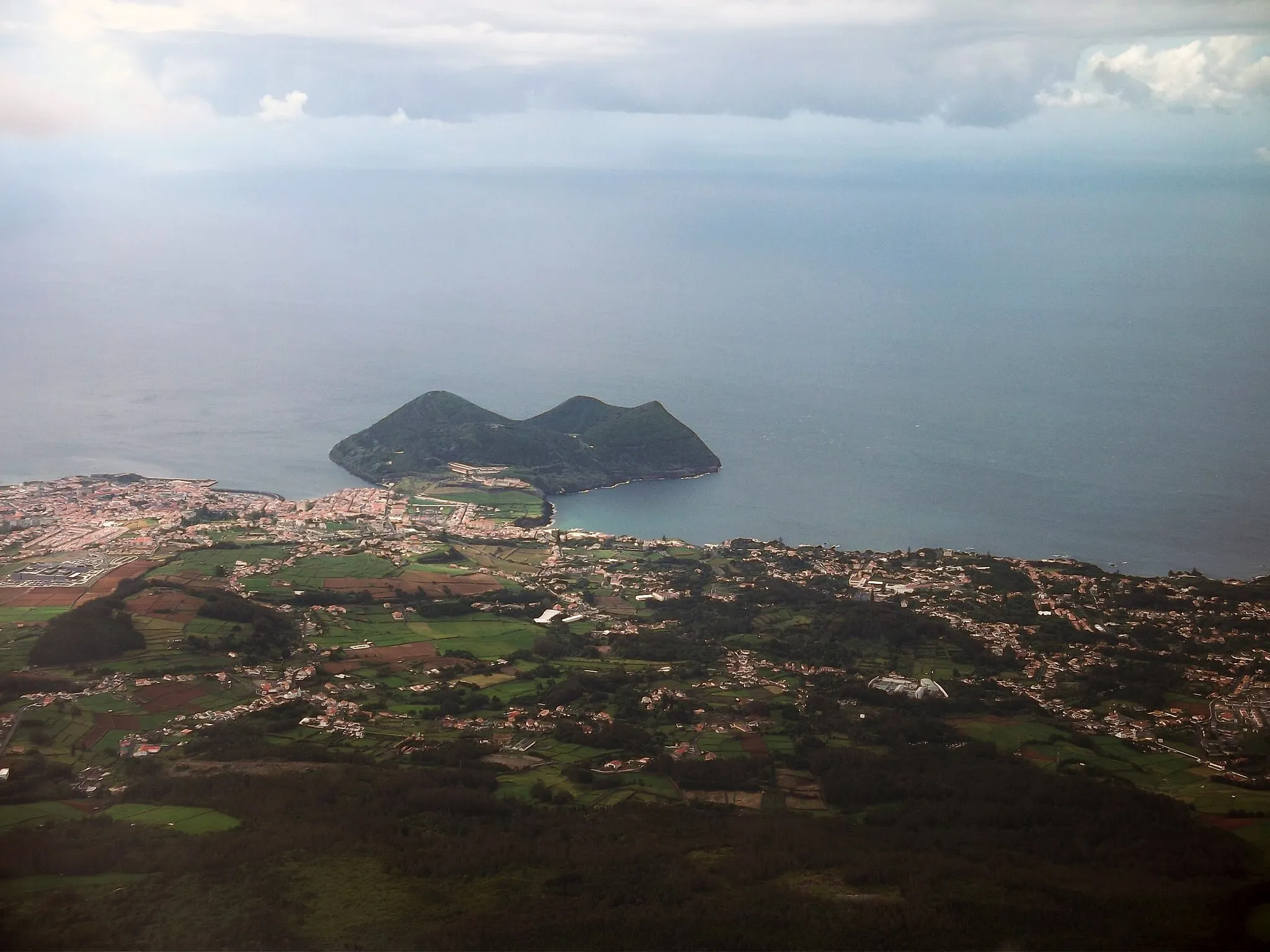 Photo showing: Angra do Heroísmo, vista parcial, Monte Brasil em pano de fundo, ilha Terceira, Açores, Portugal