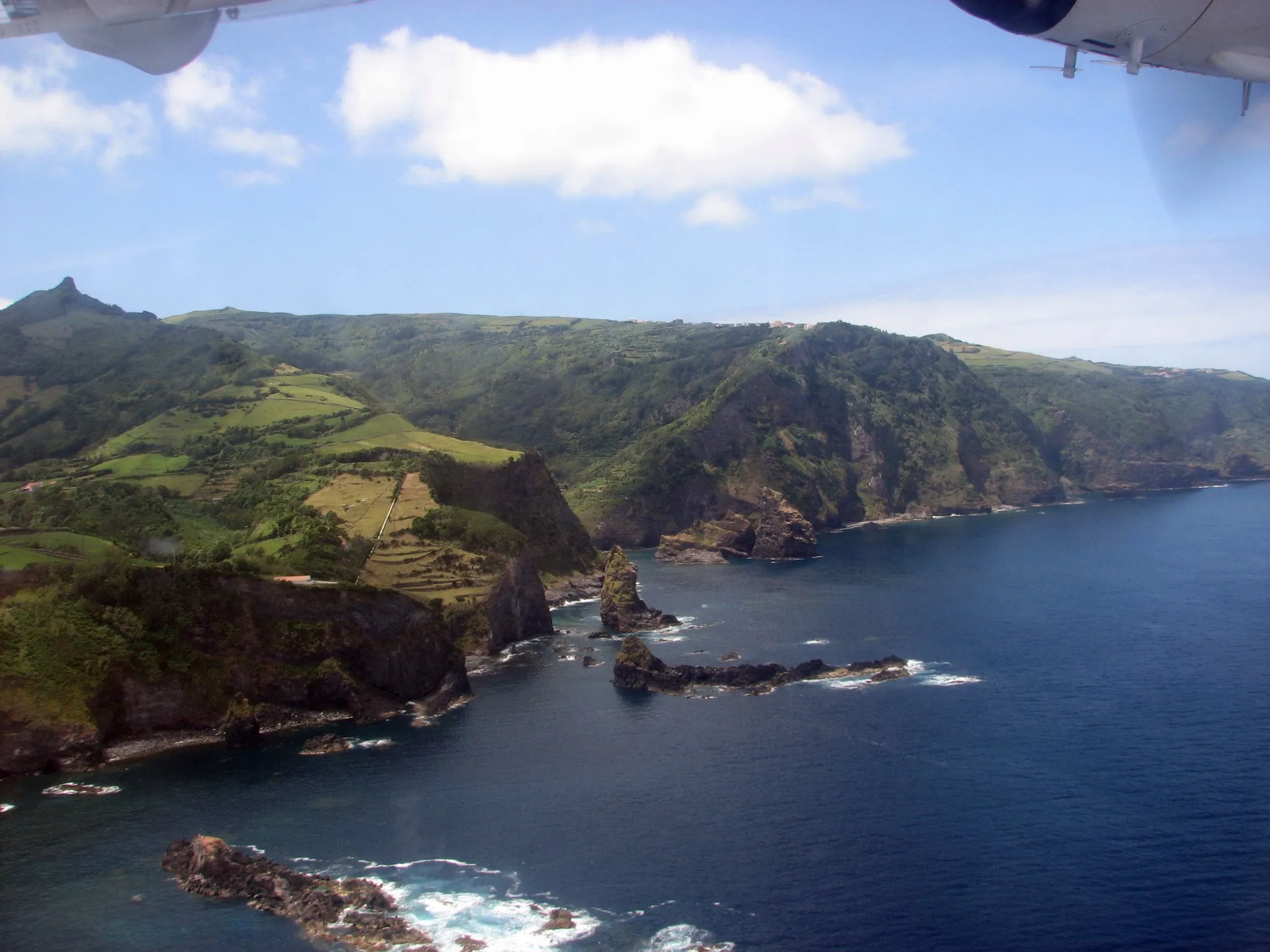 Photo showing: Alagoa Bay, Cedros, Flores, Azores (the village over the cliff at the center is Cedros; to the far right is Ponta Ruiva).