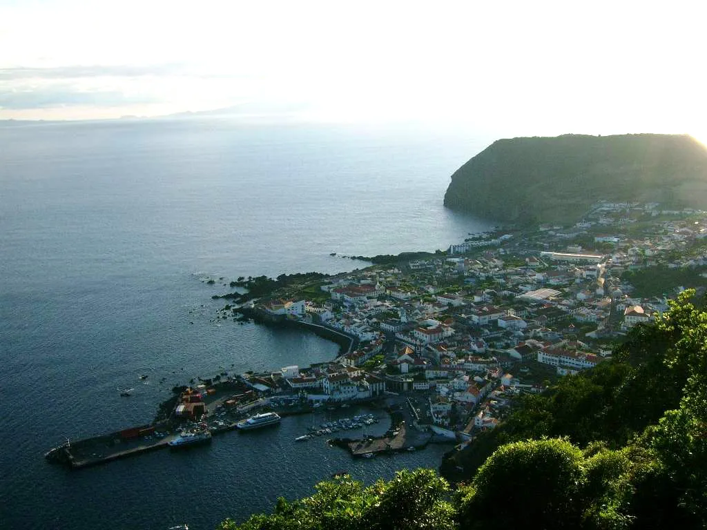 Photo showing: Velas, ao por-do-sol, ilha de São Jorge, Açores, Portugal