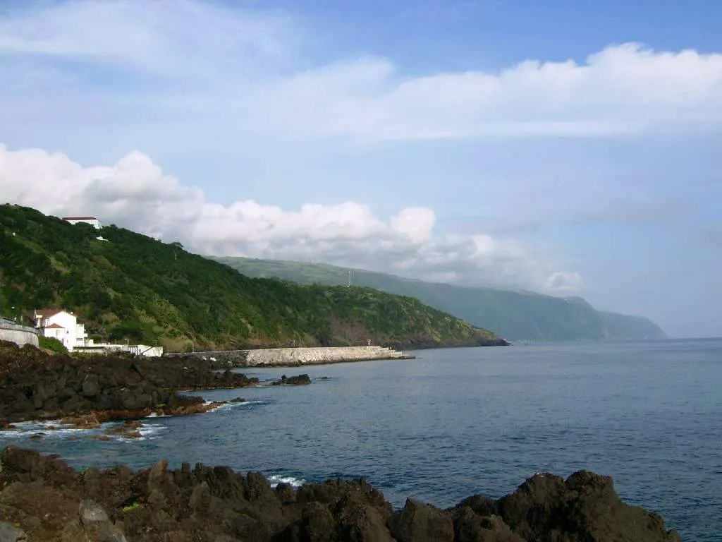 Photo showing: Falésias da Costa norte da ilha de São Jorge junto à Vila da Calheta, ilha de São Jorge, Açores, Portugal