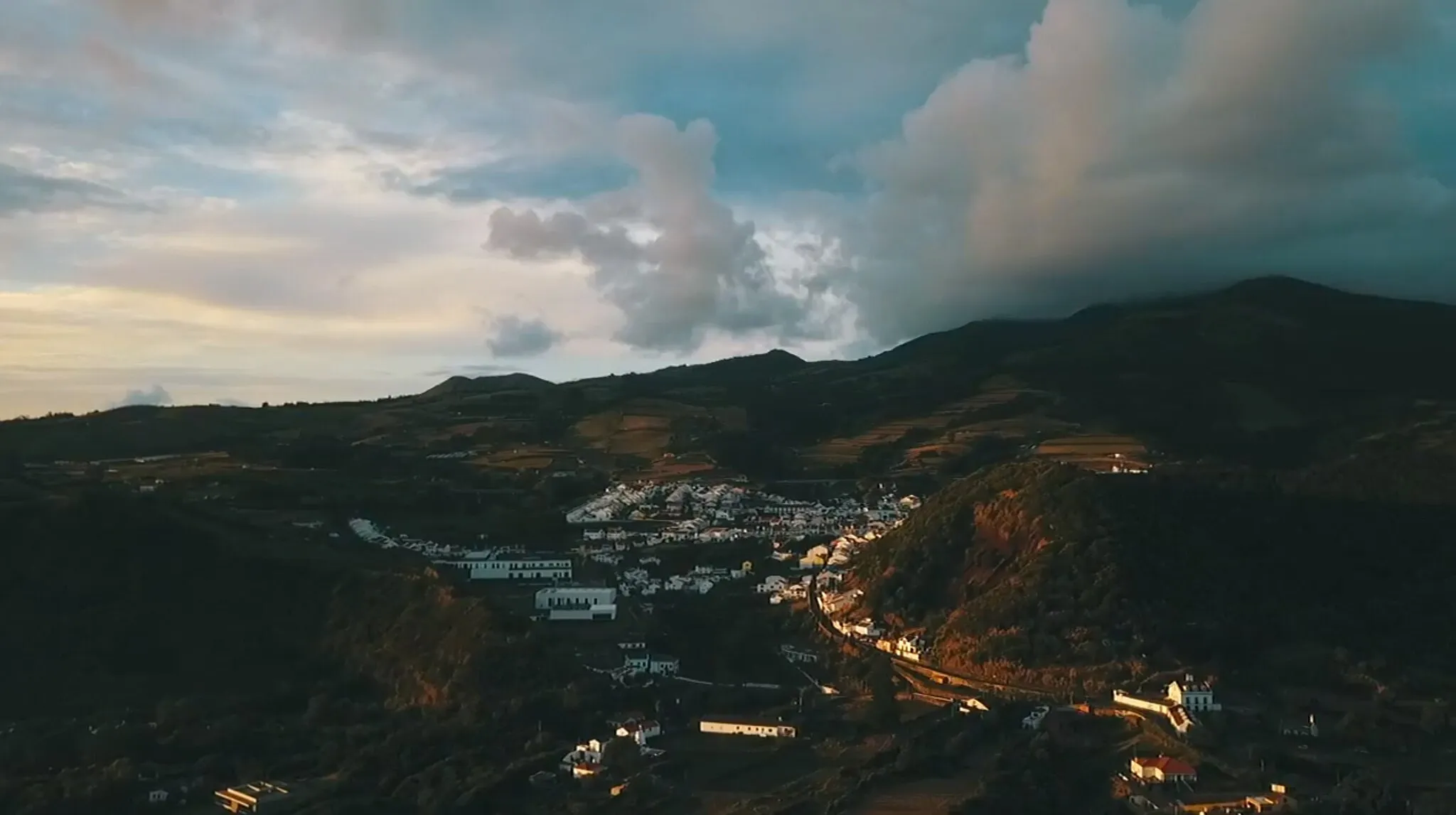 Photo showing: The town of Água de Pau is situated at the south coast of the island Sao Miguel. This aerial photo was shot at sunset from the south.