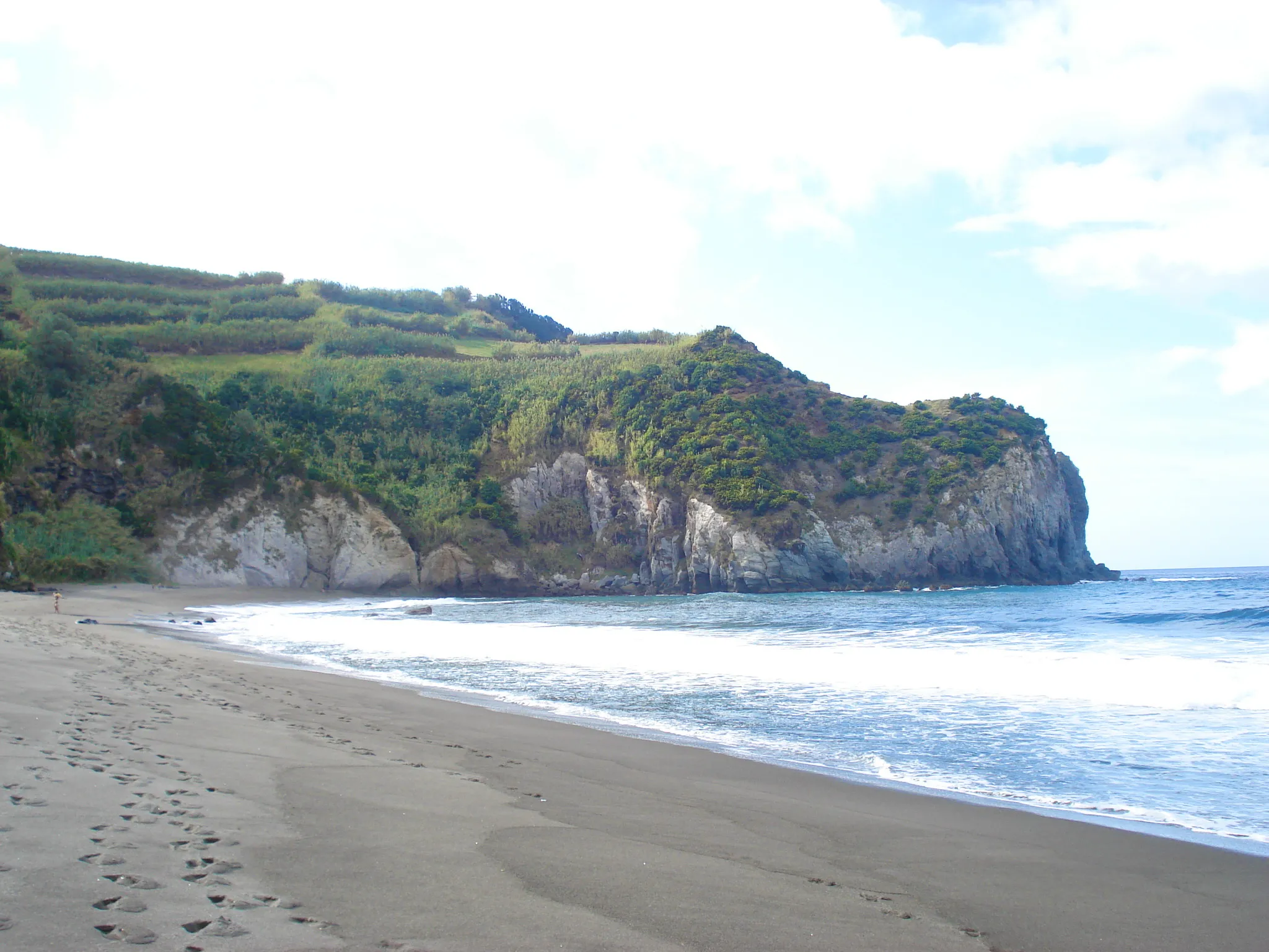 Photo showing: One of the few light sand beaches on the island of São Miguel, in the civil parish of Porto Formoso, municipality of Ribeira Grande (Azores), Portugal