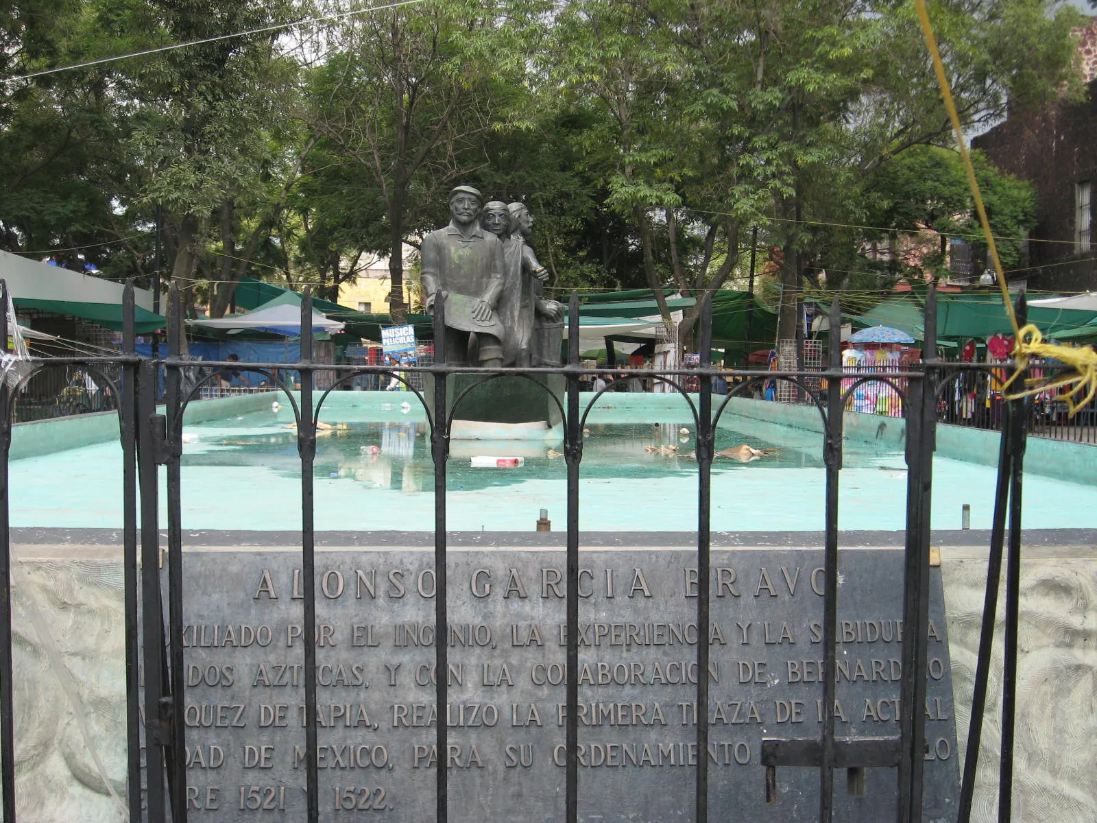 Photo showing: Fountain with busts honoring Alonso Garcia Bravo, who laid out post-Conquest Mexico City conserving much of the original Aztec infrastructure. Located off Merced Street between Jesus Maria and Talvera east of the Zocalo in the Centro of Mexico City
