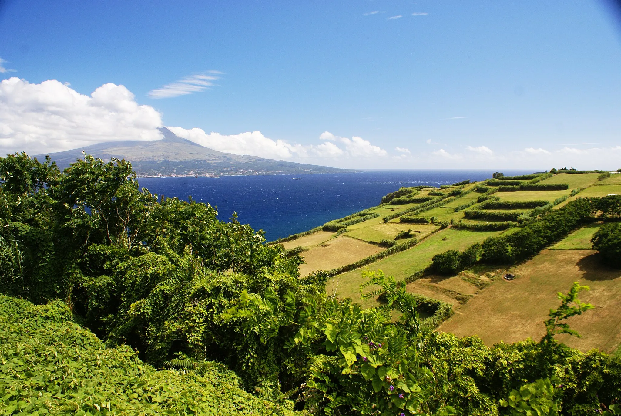 Photo showing: Miradouro da Ribeirinha, a ilha do Pico como pano de fundo, Ribeirinha, concelho da Horta, ilha do Faial, Açores, Portugal