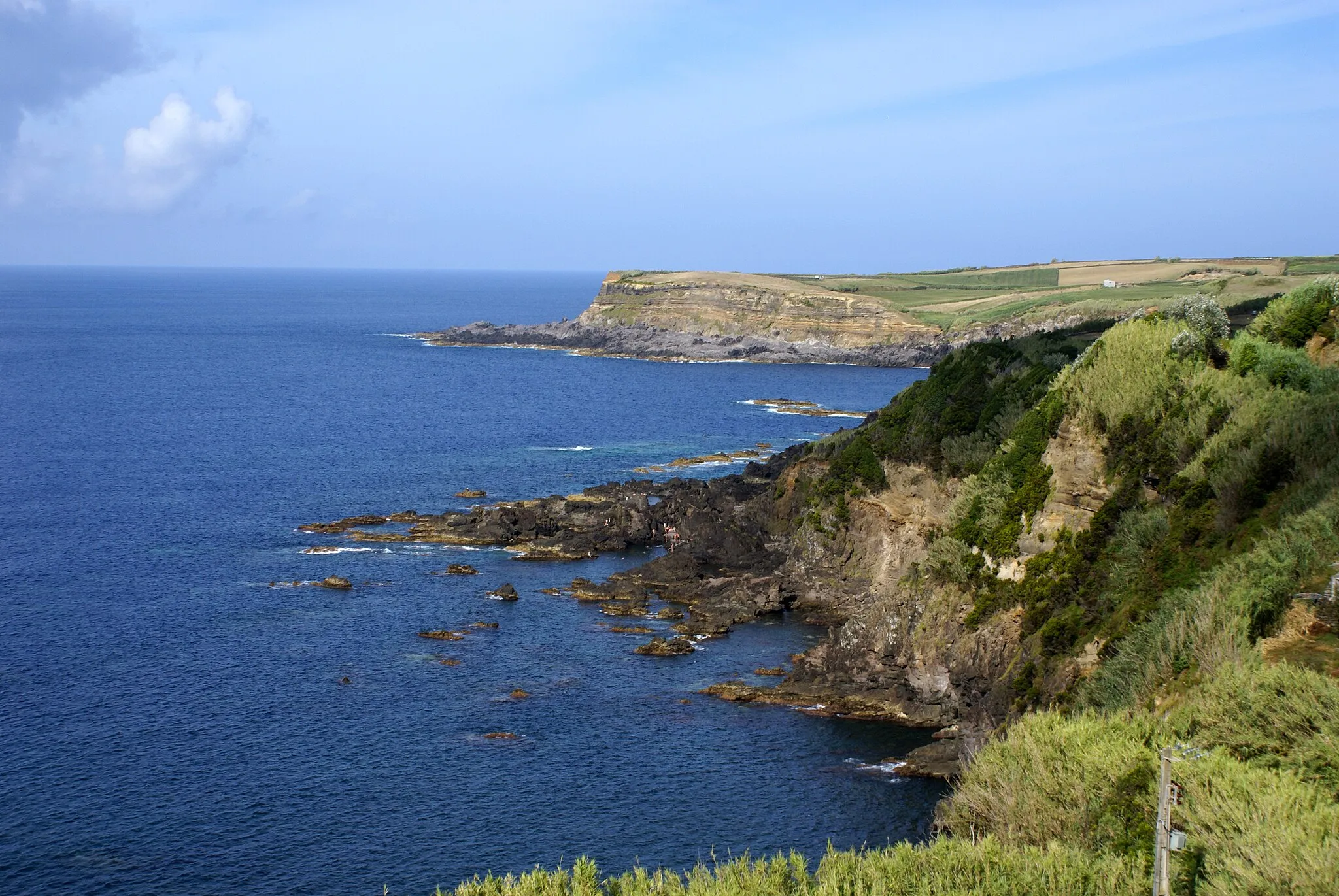 Photo showing: Costa norte da ilha Terceira, vista do Miradouro dos Moinhos, Quatro Ribeiras, Praia da Vitória, ilha Terceira, Açores
