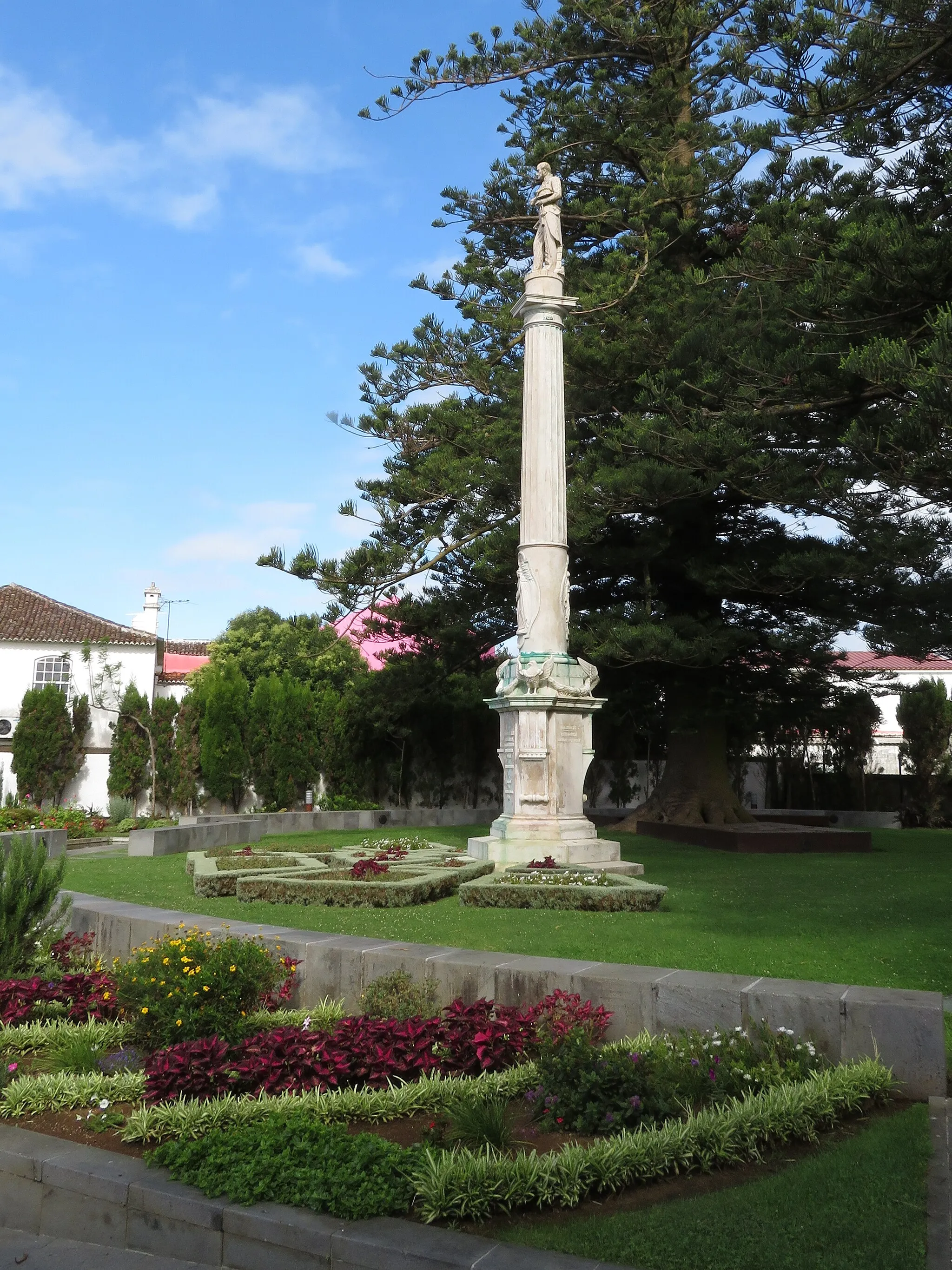 Photo showing: Stadtgarten mit Denkmal für José Silvestre Ribeiro, Praia da Vitória, Insel Terceira, Azoren,Portugal