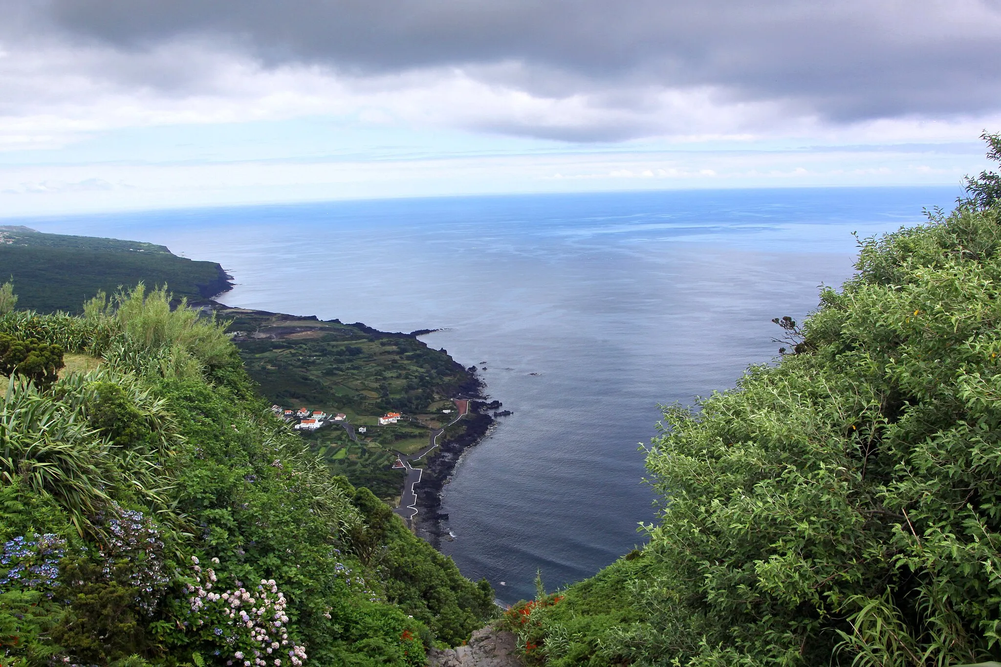 Photo showing: Ilha do Faial, Açores.

Vue sur l'océan depuis Praia do Norte.