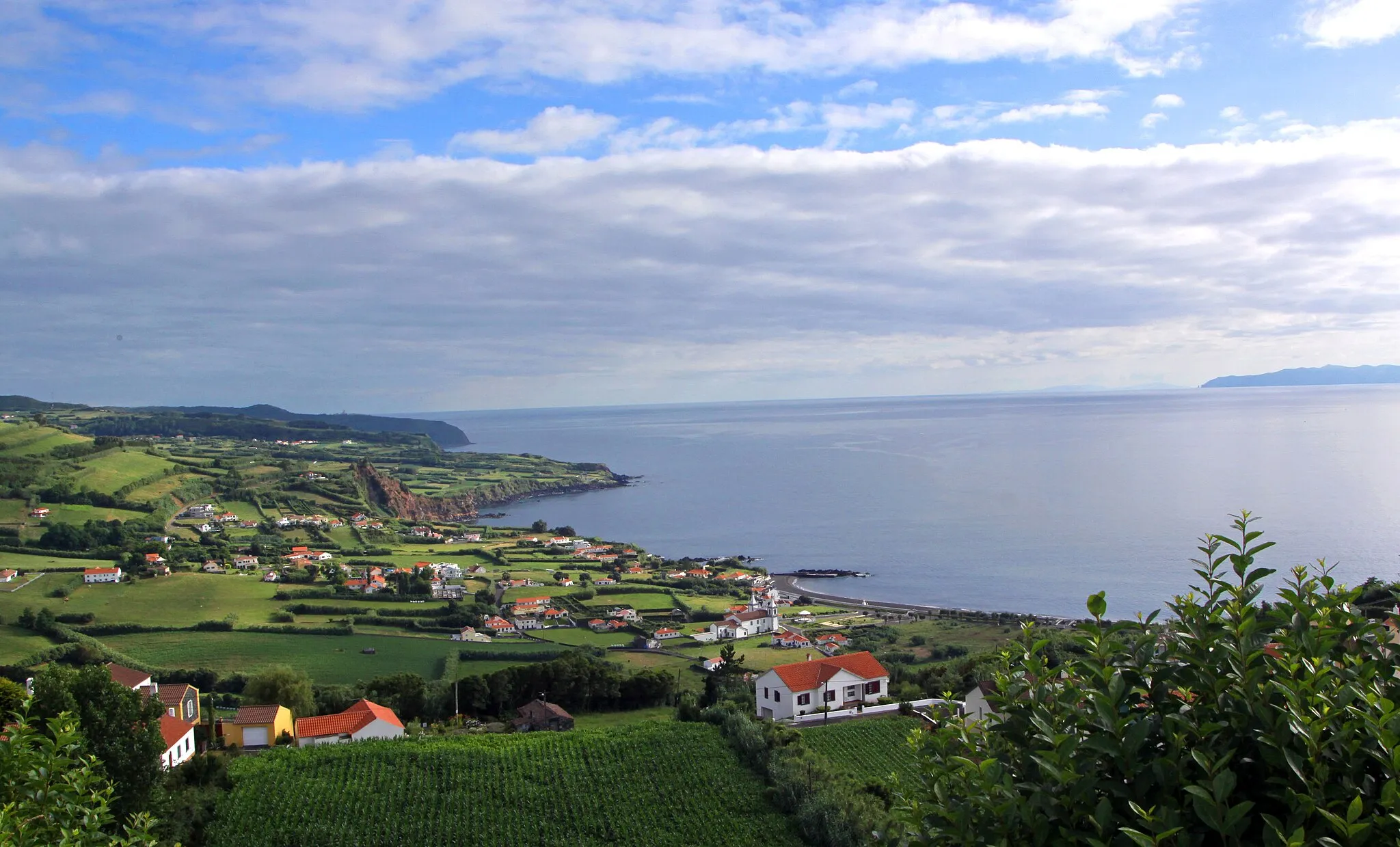 Photo showing: Ilha do Faial, Açores.

Vue depuis la Ponta da Espalamaca.
