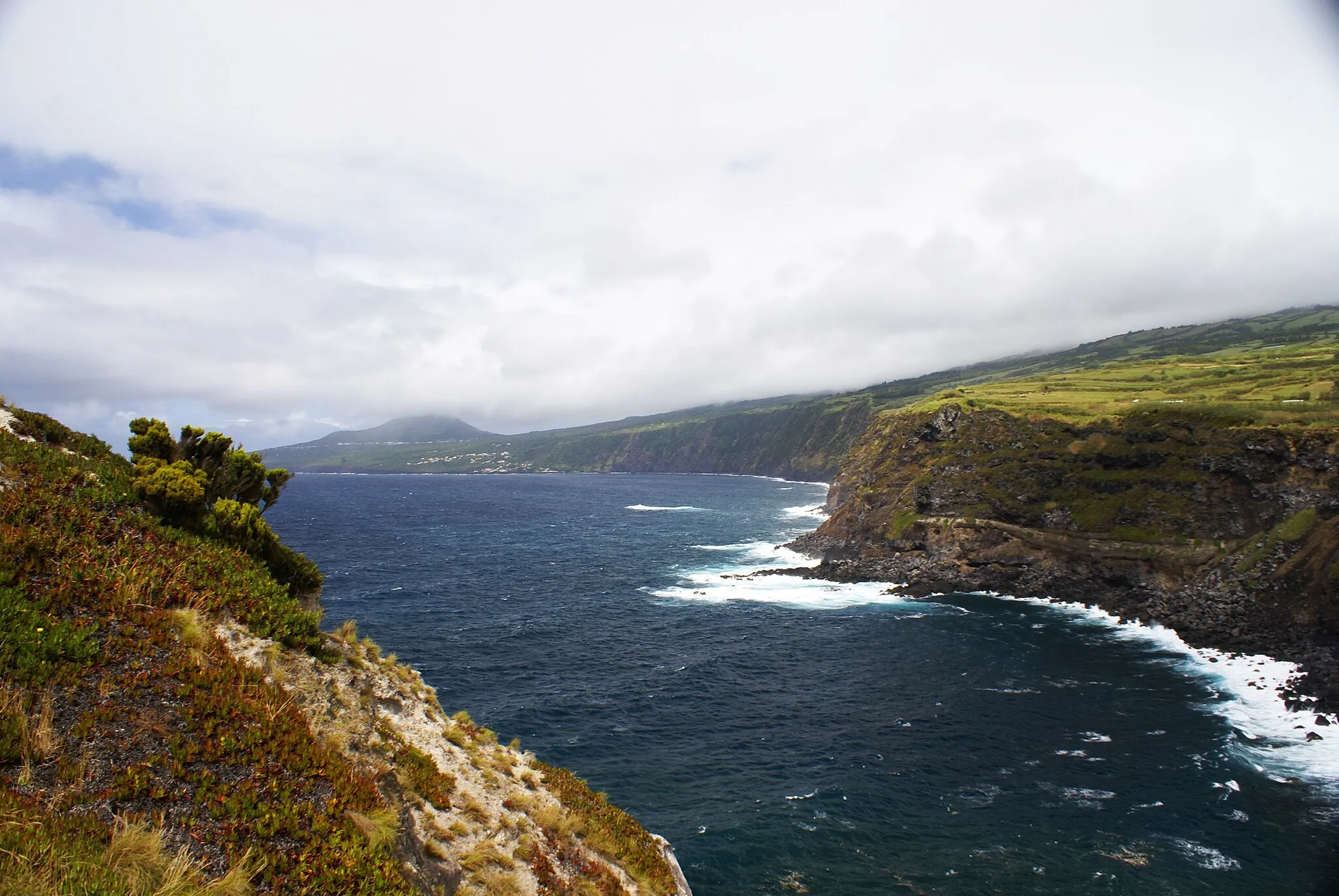 Photo showing: Morro de Castelo Branco, aspectos da costa próxima 1, Castelo Branco, concelho da Horta, ilha do Faial, Açores, Portugal