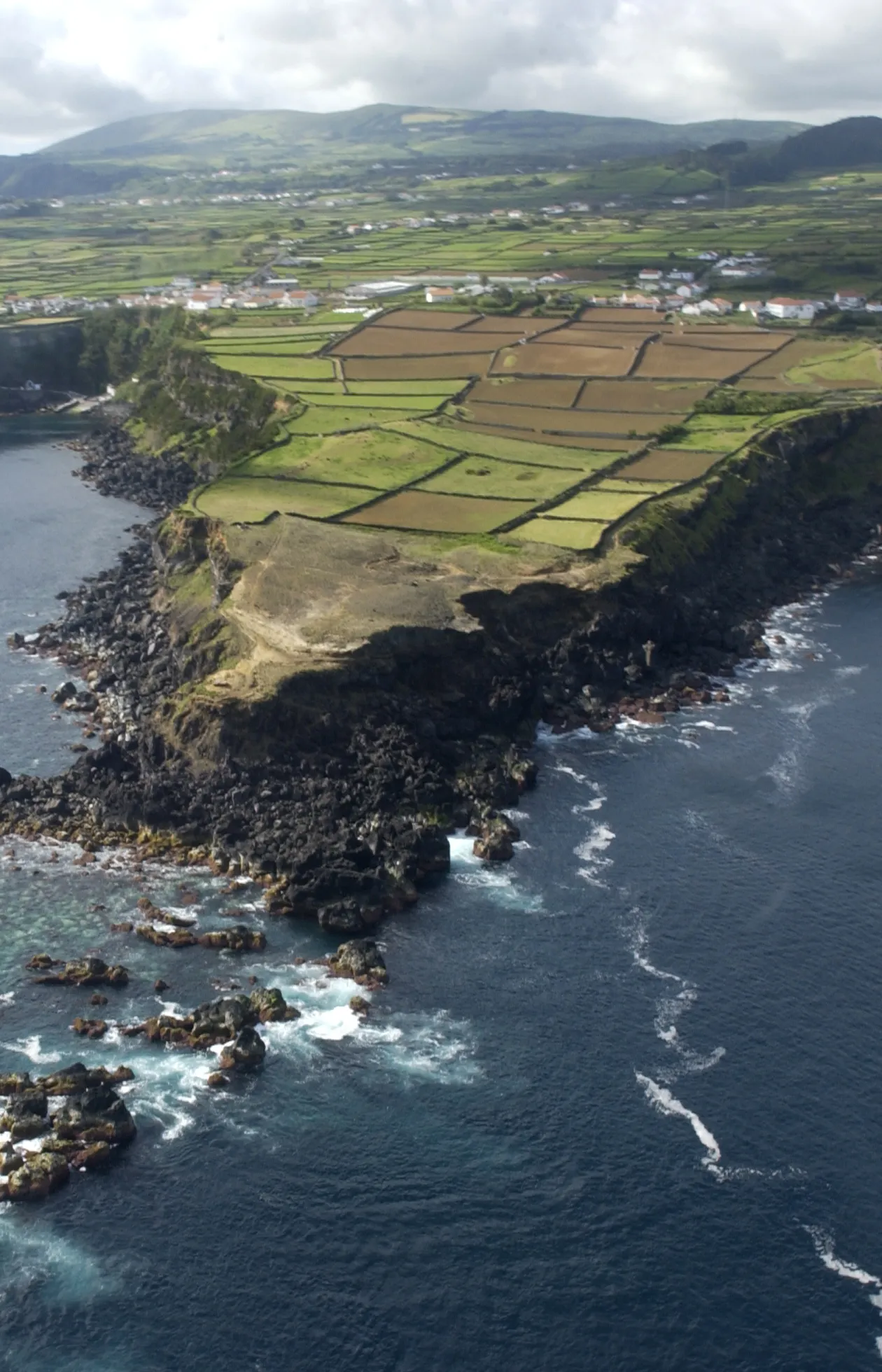 Photo showing: The north coastline of the island Terceira.