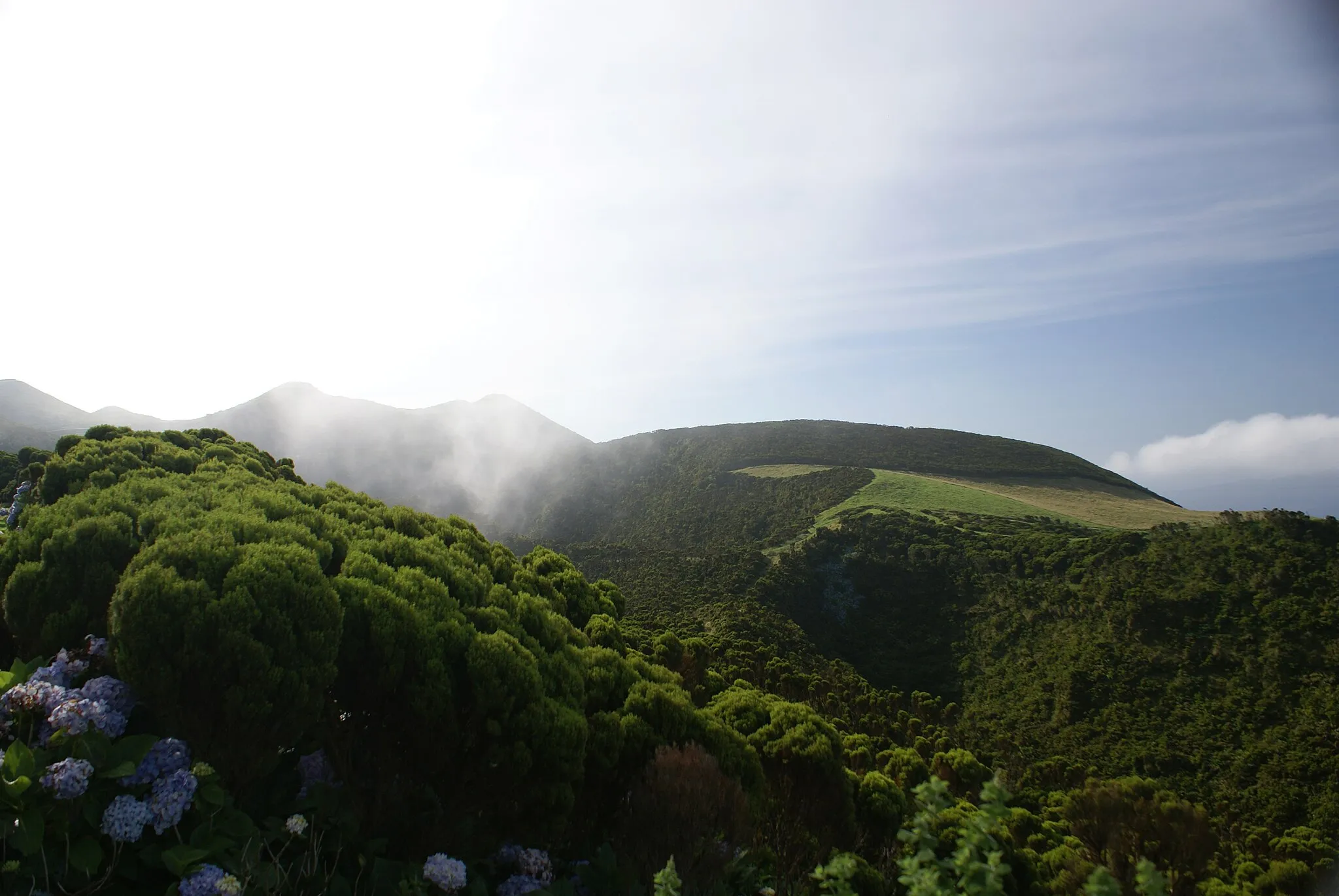 Photo showing: Cratera do vulcão da Urzelina, sítio localmente conhecido por “Bocas de Fogo da Urzelina”, Vista Geral, Velas, ilha de São Jorge, Açores