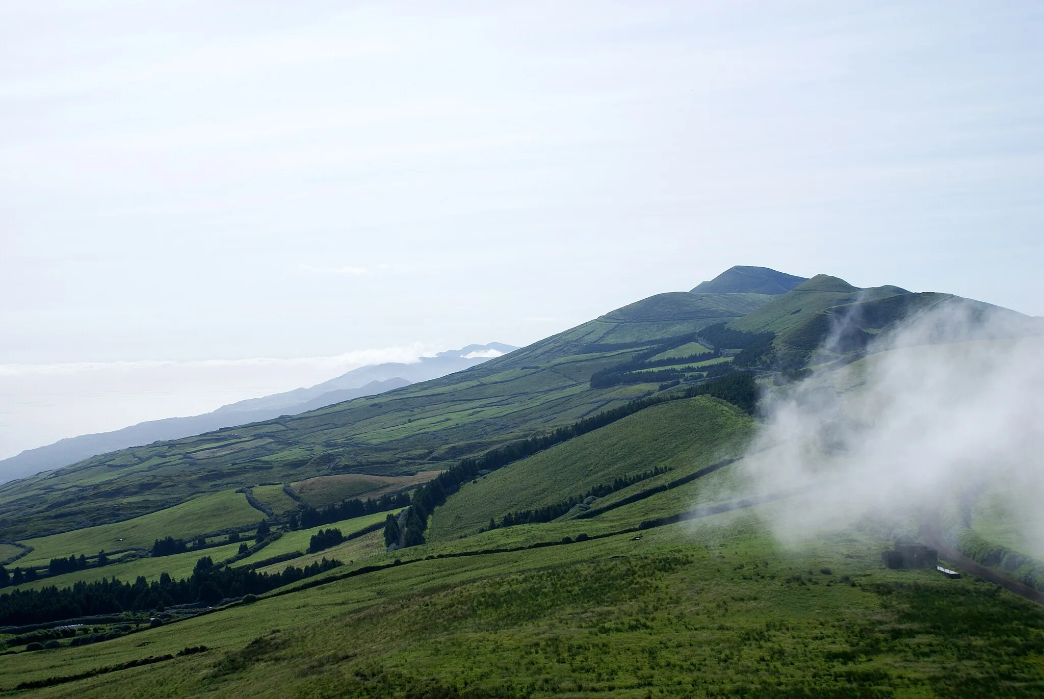 Photo showing: Pico das Brenhas, o nevoiero sobe a serra, Santo Amaro, Velas, São Jorge, Açores