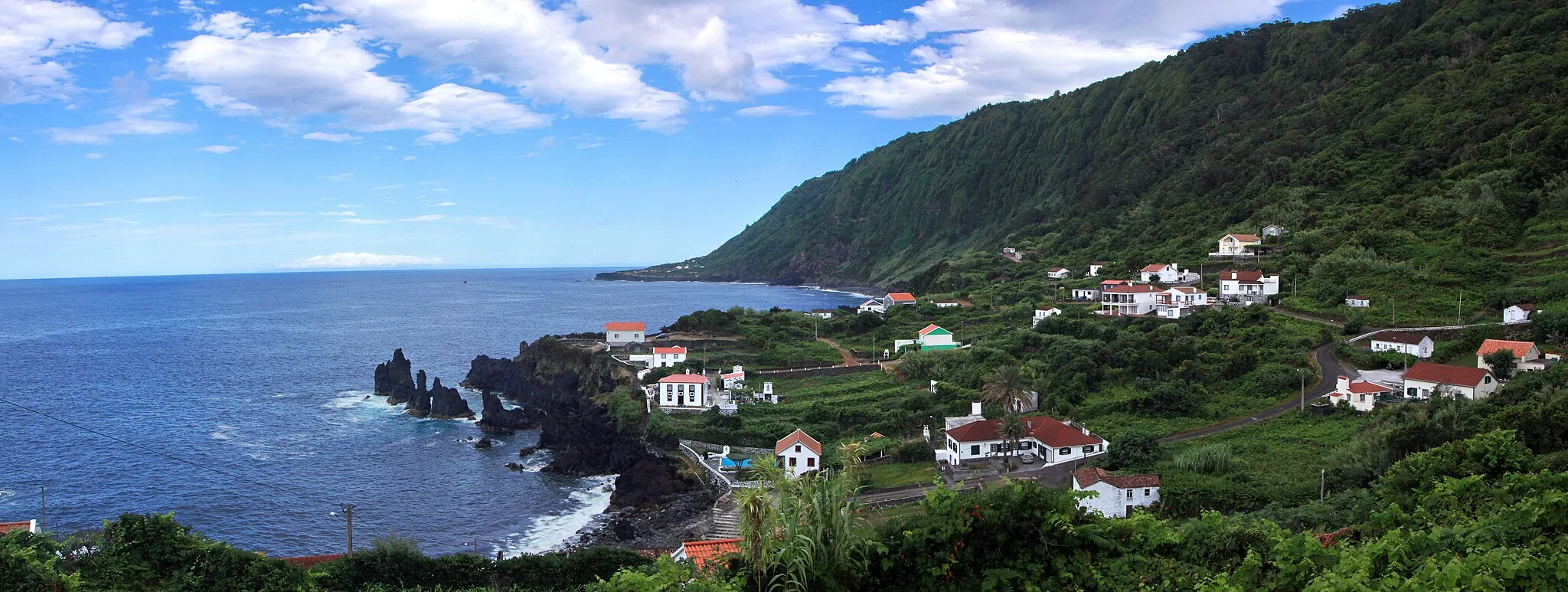 Photo showing: Ilha de São Jorge, Açores.

La fajã do Ouvidor.