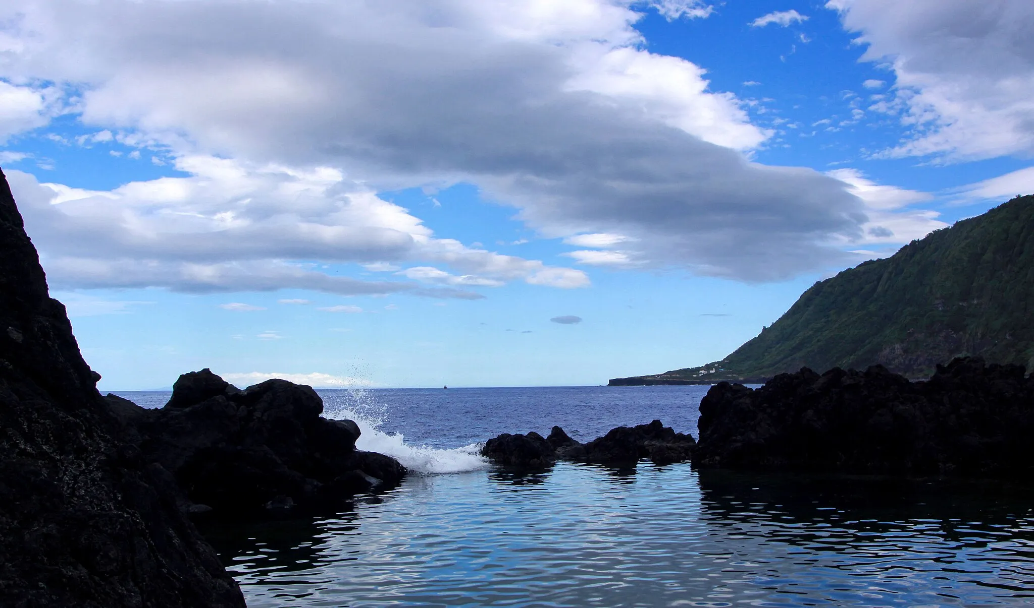 Photo showing: Ilha de São Jorge, Açores.

A la fajã Do Ouvidor.