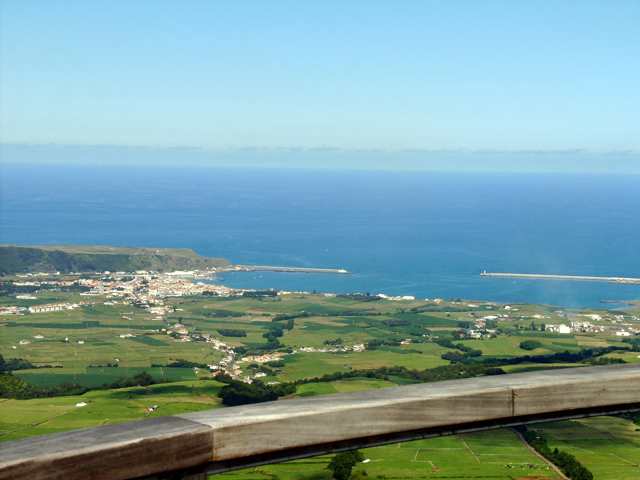 Photo showing: Miradouros da Serra do Cume, Praia da Vitória, ilha Terceira, Açores: Praia da Vitória e sua baía.