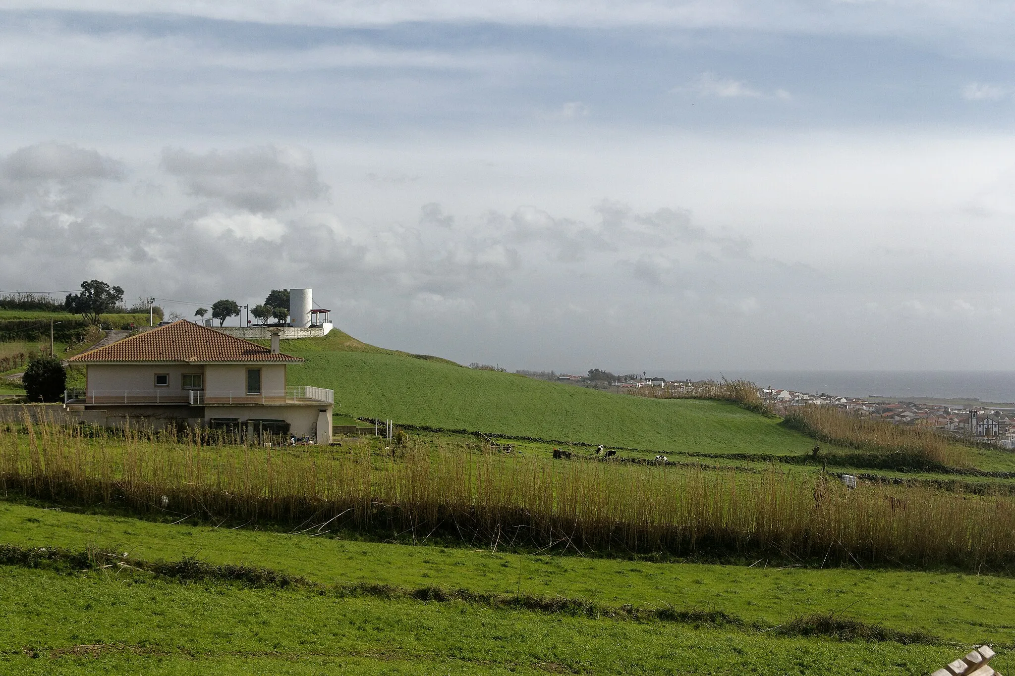 Photo showing: Blick zum Aussichtspunkt Miradouro do Caminho Novo auf der Azoren-Insel São Miguel.