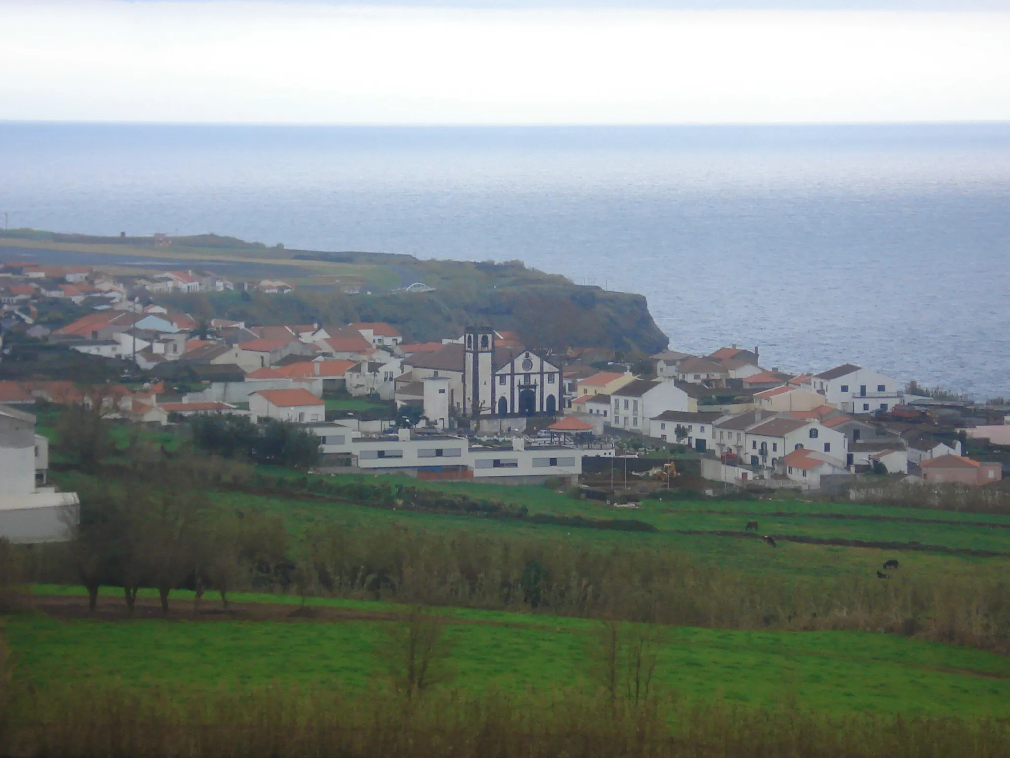 Photo showing: The centre of Relva (with the airfield of João Paulo II International Airport to the rear), civil parish of Relva, municipality of Ponta Delgada (Azores), Portugal