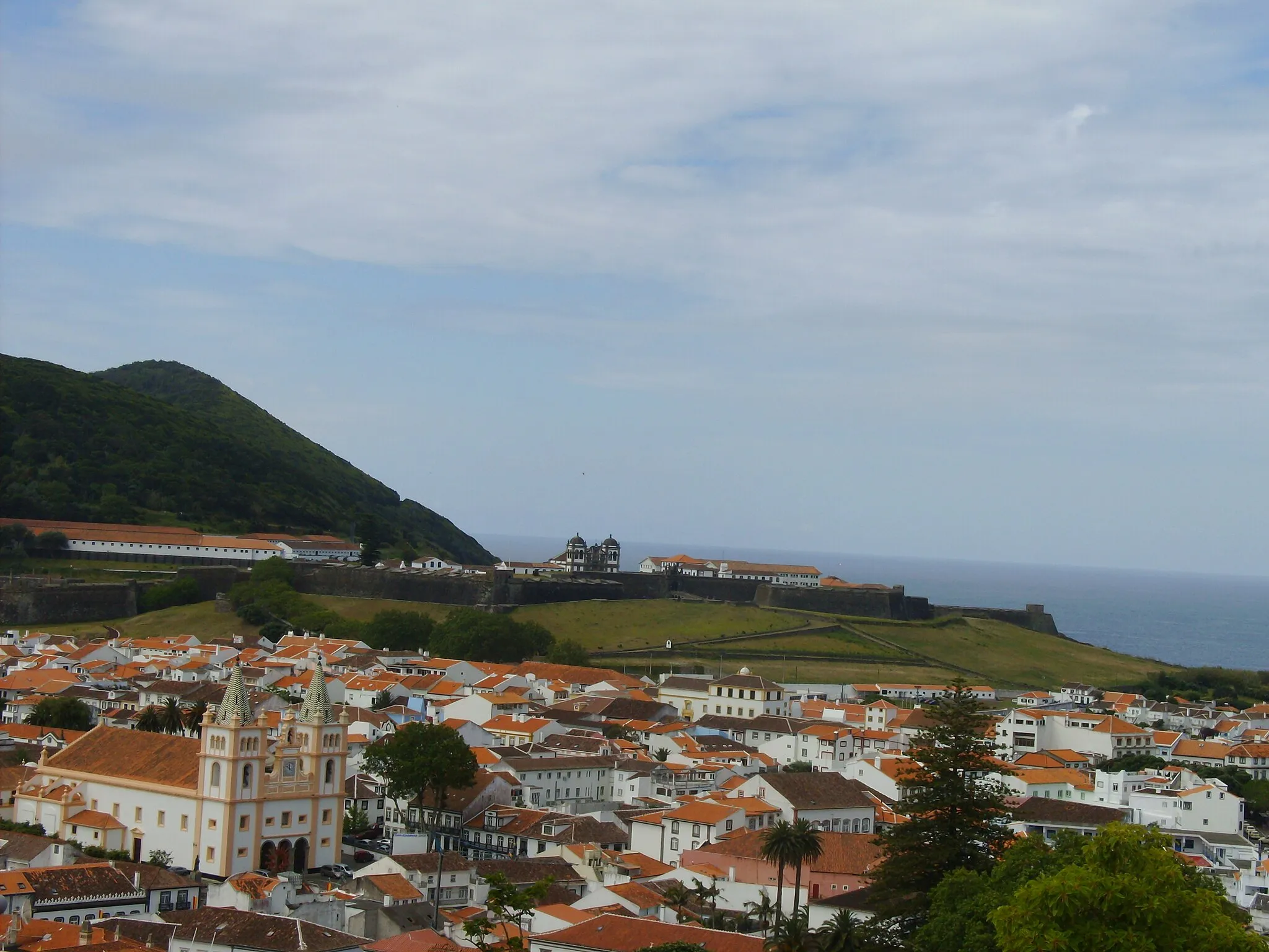 Photo showing: Angra do Heroísmo, Ilha Terceira, Açores: centro histórico com a Igreja da Sé; ao fundo o Monte Brasil com a Fortaleza de São João Baptista.