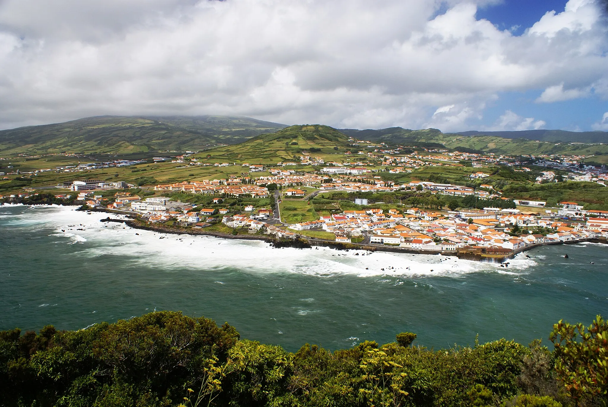 Photo showing: Vista parcial da cidade da Horta apartir do Monte da Guia, Concelho da Horta, ilha do Faial, Açores, Portugal