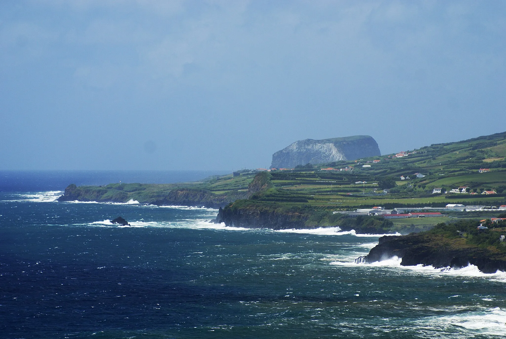 Photo showing: Costa da ilha do Faial com o Morro de Castelo Branco ao fundo vista do Monte da Guia, Concelho da Horta, ilha do Faial, Açores, Portugal