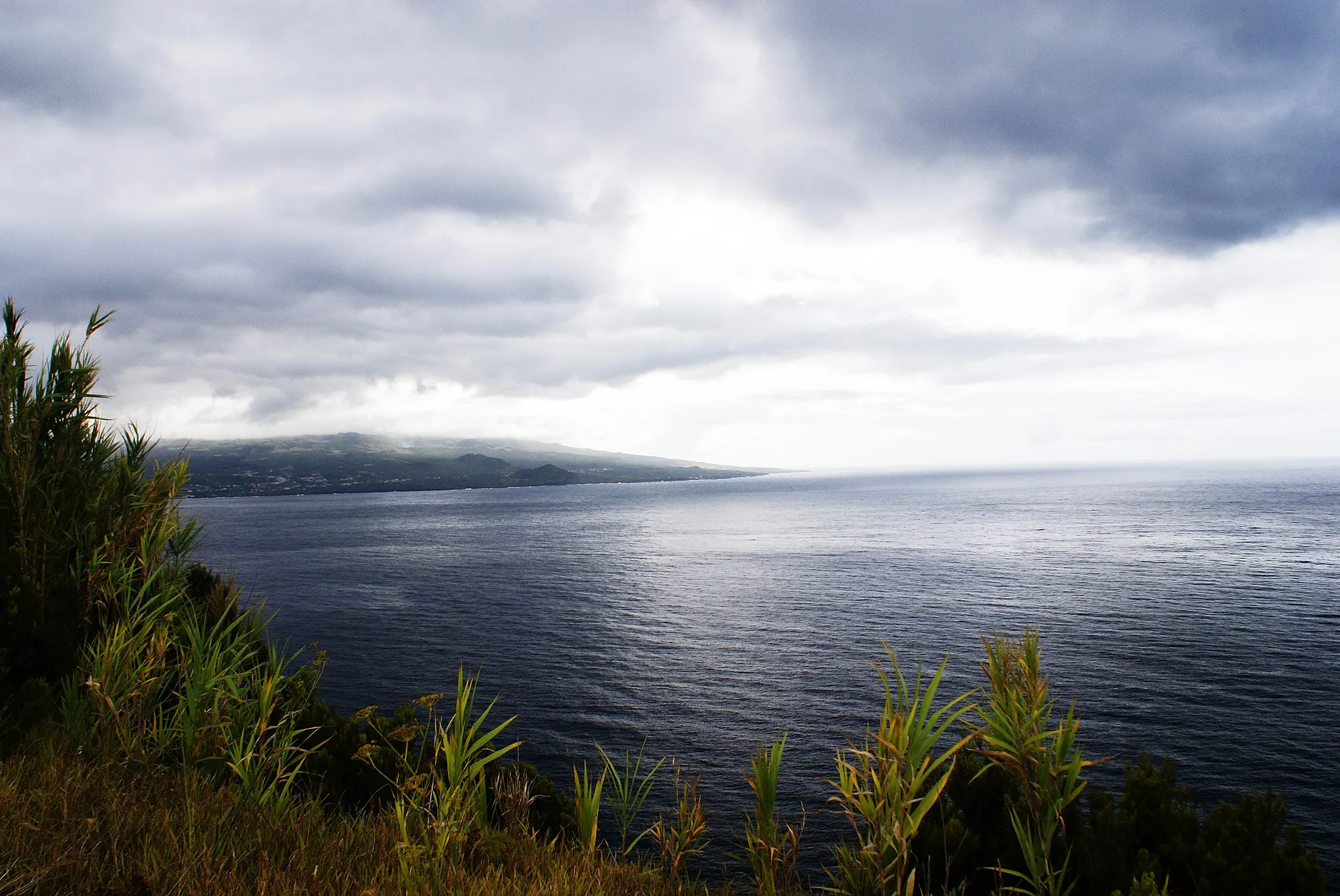 Photo showing: Vista do Monte da Espalamaca, a ilha do Pico do outro lado do Canal, concelho da Horta, ilha do Faial, Açores, Portugal