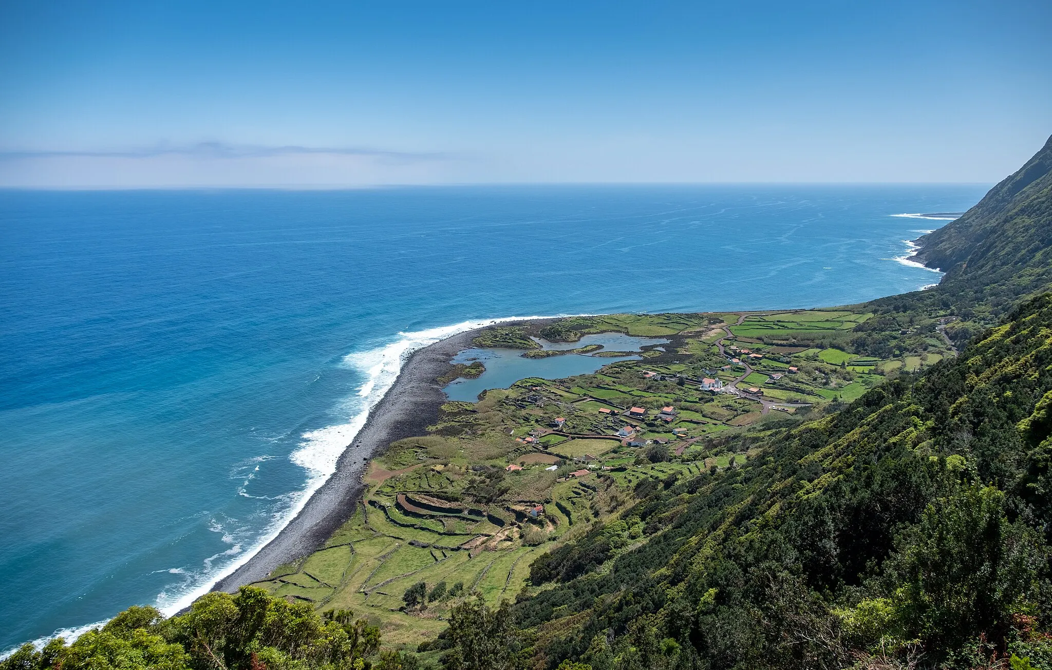 Photo showing: Fajã dos Cubres seen from a nearby scenic viewpoint, São Jorge, Azores, Portugal (PPL1-Corrected)