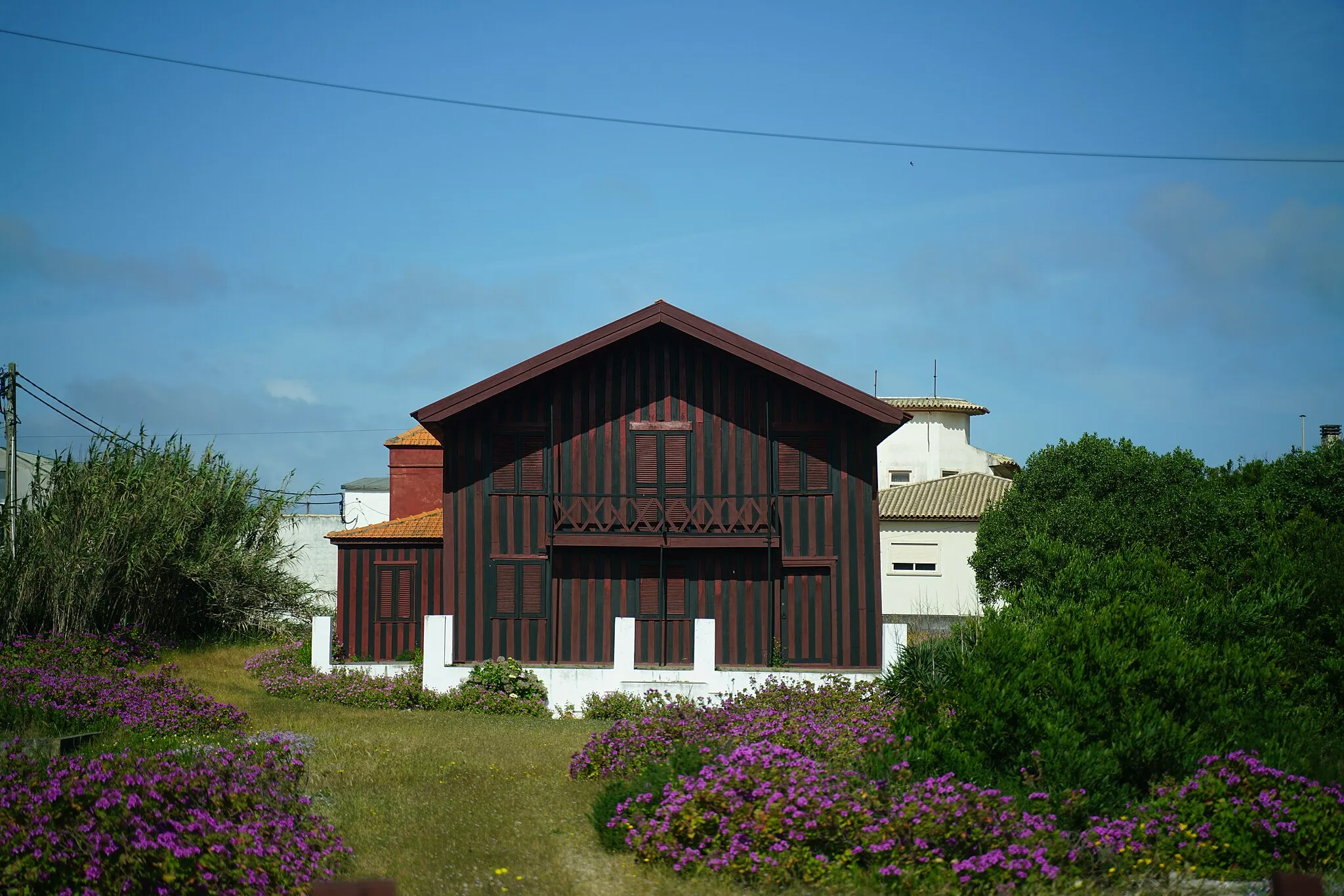 Photo showing: Palheiro de José Estêvão – a Costa Nova fishermen's hut in the traditional color scheme