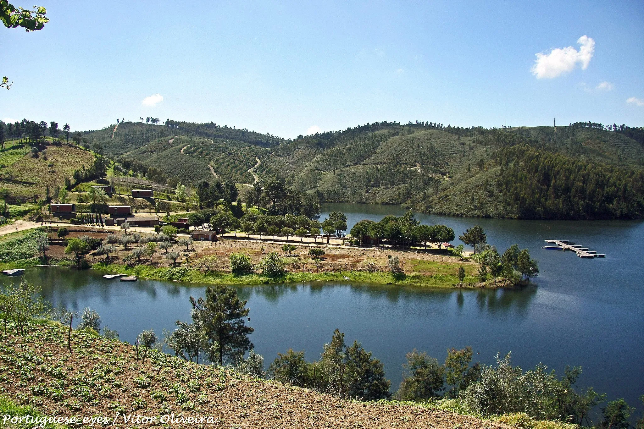 Photo showing: Praia fluvial inserida na localidade de Aldeia do Mato, na albufeira da Barragem do Castelo de Bode, muito procurada para a prática de atividades náuticas e de recreio. A beleza paisagística, aliada às infraestruturas de apoio proporcionam agradáveis momentos de lazer. www.igogo.pt/praia-fluvial-aldeia-do-mato/