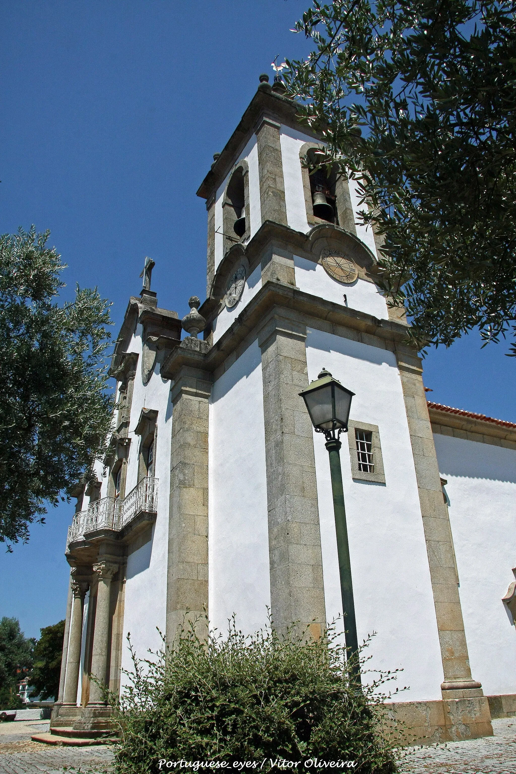 Photo showing: Tem como padroeiro S. Miguel. Em 1758, a Igreja estava num estado de degradação assinalável, necessitando de uma reparação que durou quase 70 anos. Em 1841 foram mandadas fazer a porta principal, as duas portas transversais e a porta do coro. Só em 1881 foi terminada a construção da Capela-mor. A fachada do edifício apresenta linhas setecentistas, com a linha da frontaria funda e elegantemente recortada. A porta principal é ladeada por duas compósitas com a bacia de sacada estendendo-se às três janelas rasgadas do coro, que possuem cimalhas em traçados curvos. Finalmente, um nicho em forma de templete domina a janela central, inscrevendo-se na empena. A torre, à direita, remata em cantarias, de forma bolbosa e do mesmo tipo geral. A fundição de um sino grande, um pequeno e a grade da frontaria da Igreja, foram arrematadas em 1887. No interior do templo, encontram-se peças de arte sacra de muito valor, bem como retábulos de gosto setecentista, embora executados no séc. XIX. copje.no.sapo.pt/monumentos_de_coja.htm