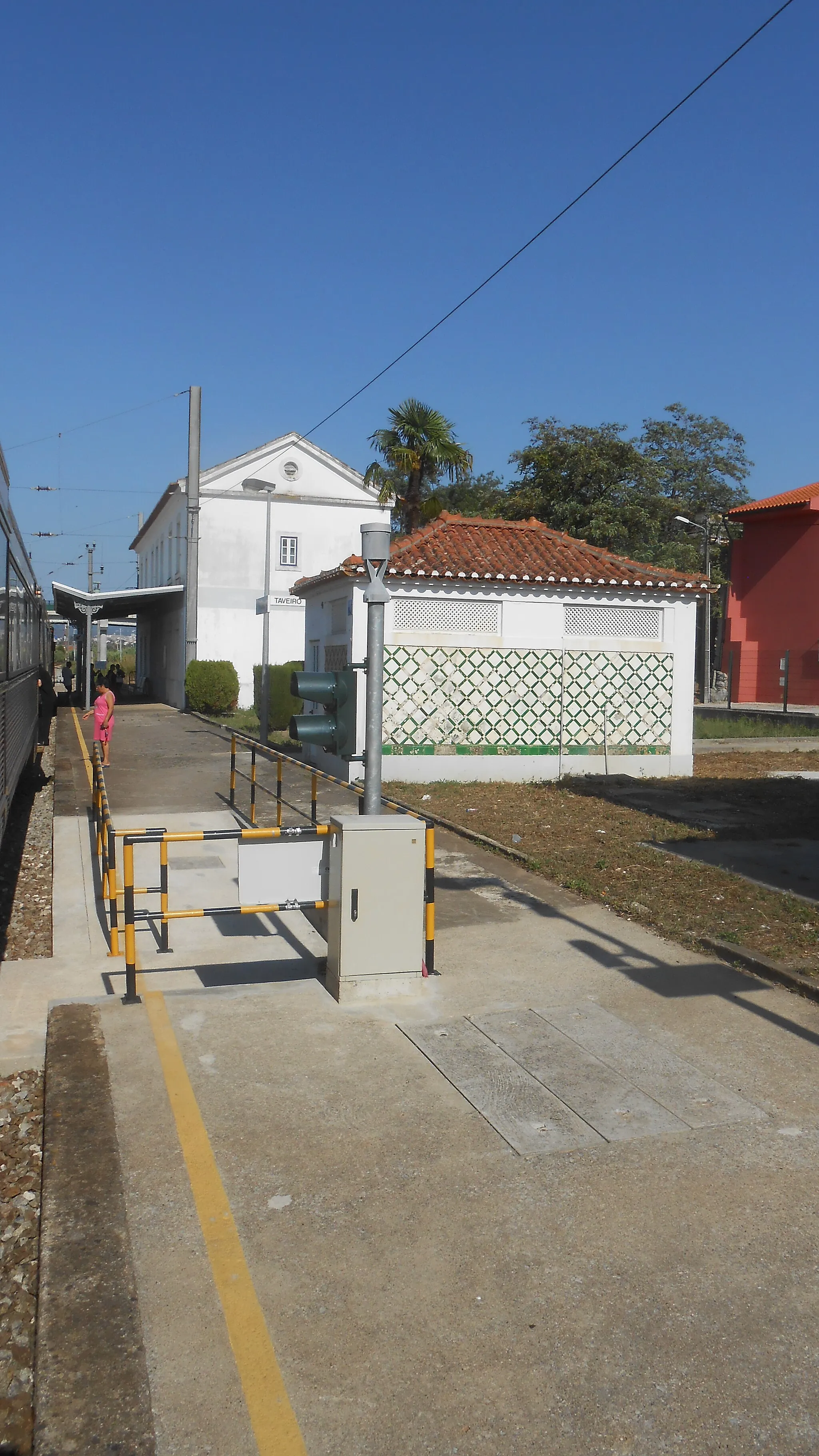 Photo showing: The railway station of Taveiro at the Linha do Norte which is the main railway track in Portugal.