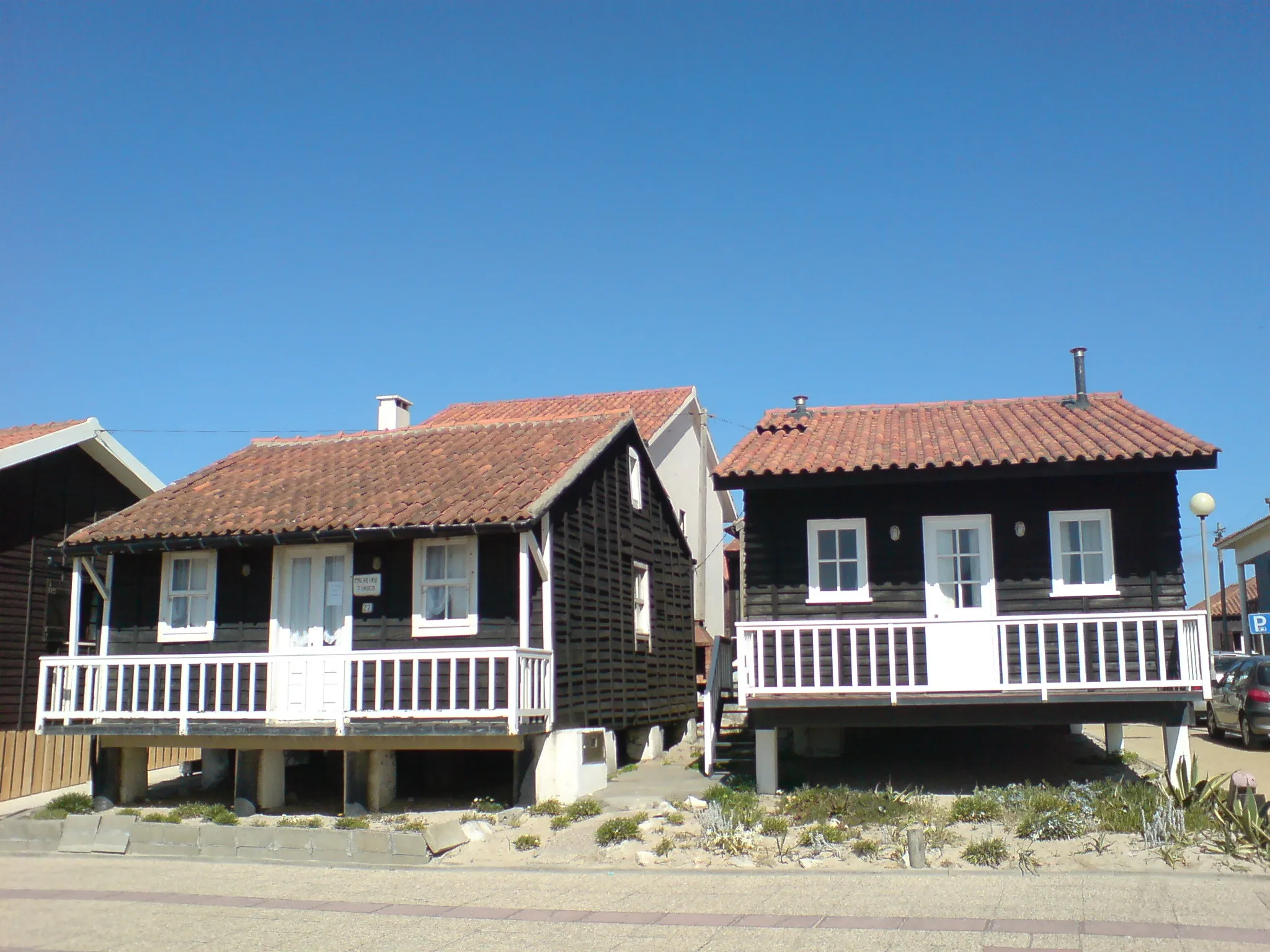 Photo showing: Palheiro tipical fisherman house, Praia da Tocha.
