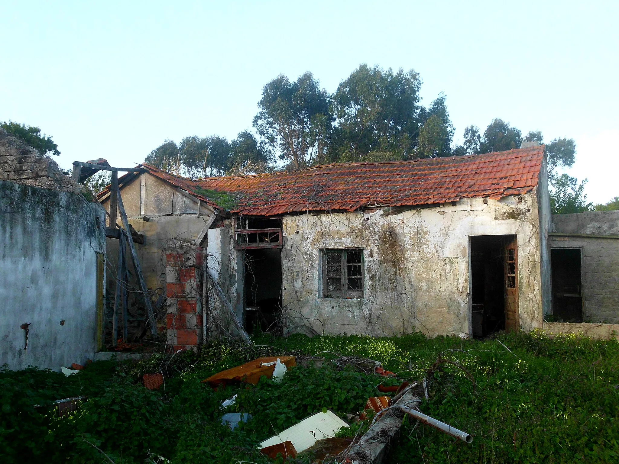 Photo showing: Small outbuilding on the backside of the farm.