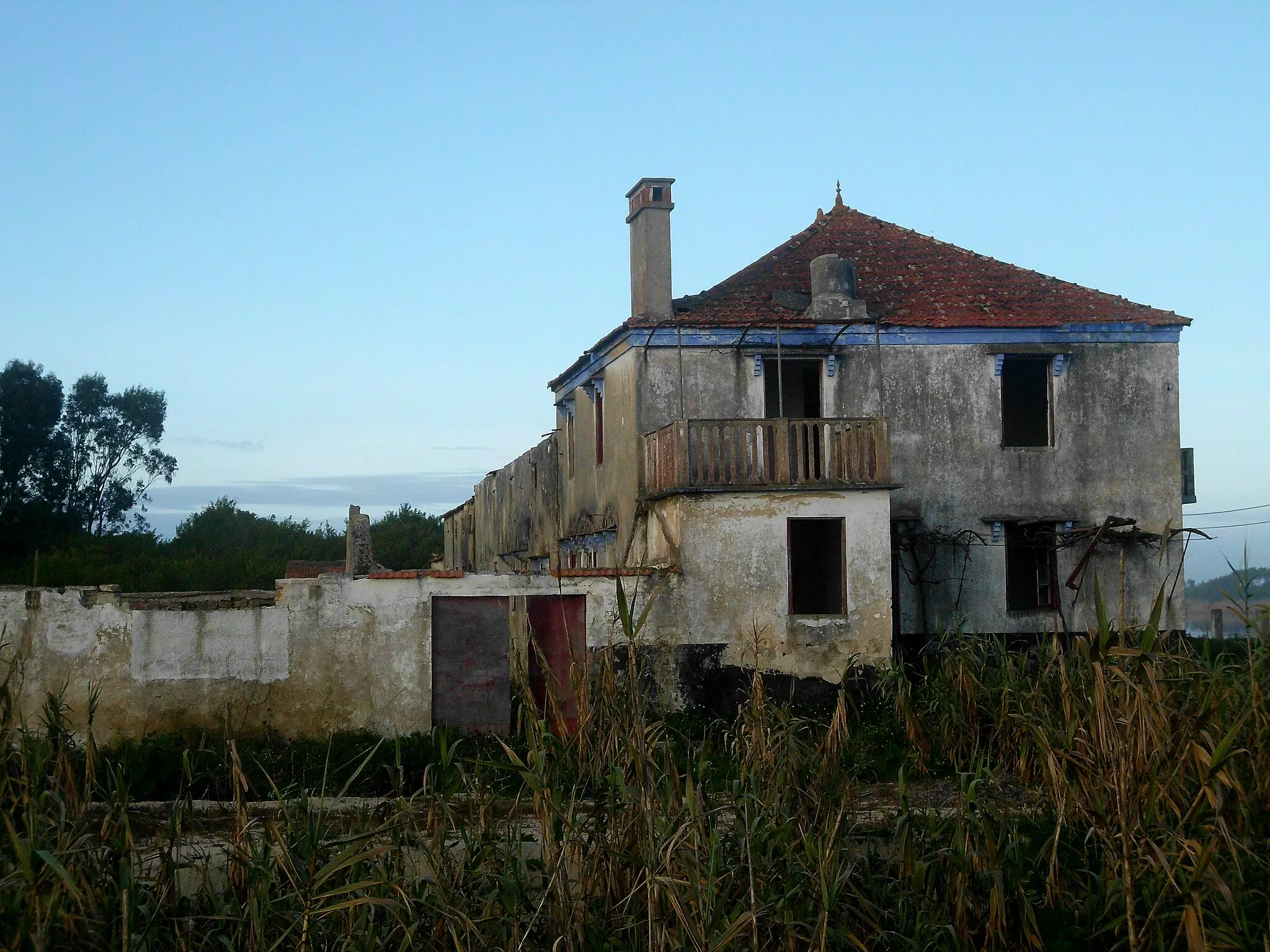 Photo showing: The south wing of the main building photographed from a nearby track.