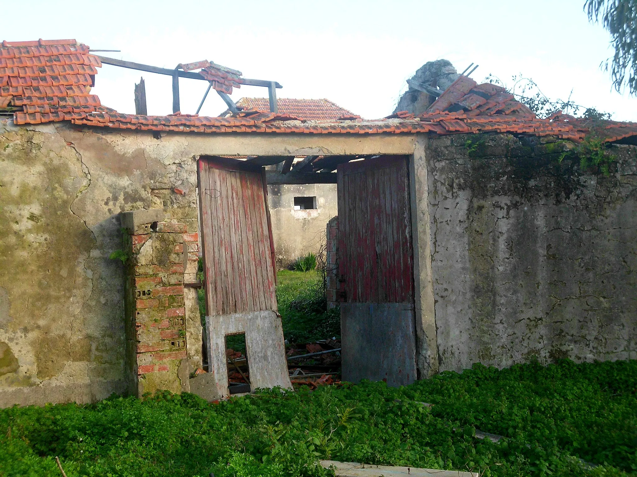 Photo showing: Collapsed gatehouse on the farm's backside.