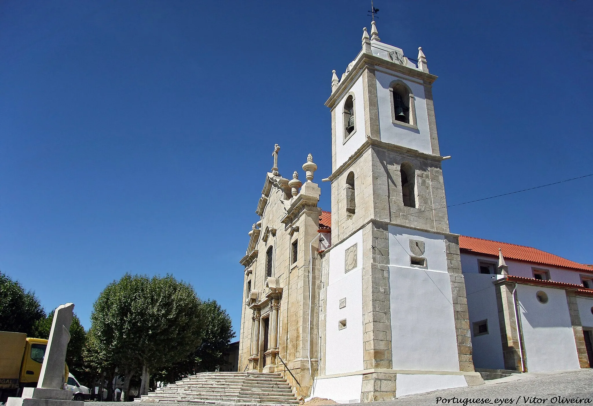 Photo showing: Dedicada a N. Senhora do Ó ou da Expectação, a Igreja Matriz de Ançã possui uma fachada de grande imponência, datada de 1812, e rica pelo aspecto arquitectónico e enquadramento paisagístico; arcos de entrada das capelas laterais de grande beleza arquitectónica e decorativa; retábulo principal em pedra de Ançã, raro no seu tempo.

Não se conhece a data da construção da Igreja Matriz de Ançã. Em dois nichos da capela-mor estão duas esculturas de pedra, da segunda metade do século XVI, representando S. Pedro e S. Paulo. www.rotadabairrada.pt/irt/show/igreja-matriz-de-anca-noss...