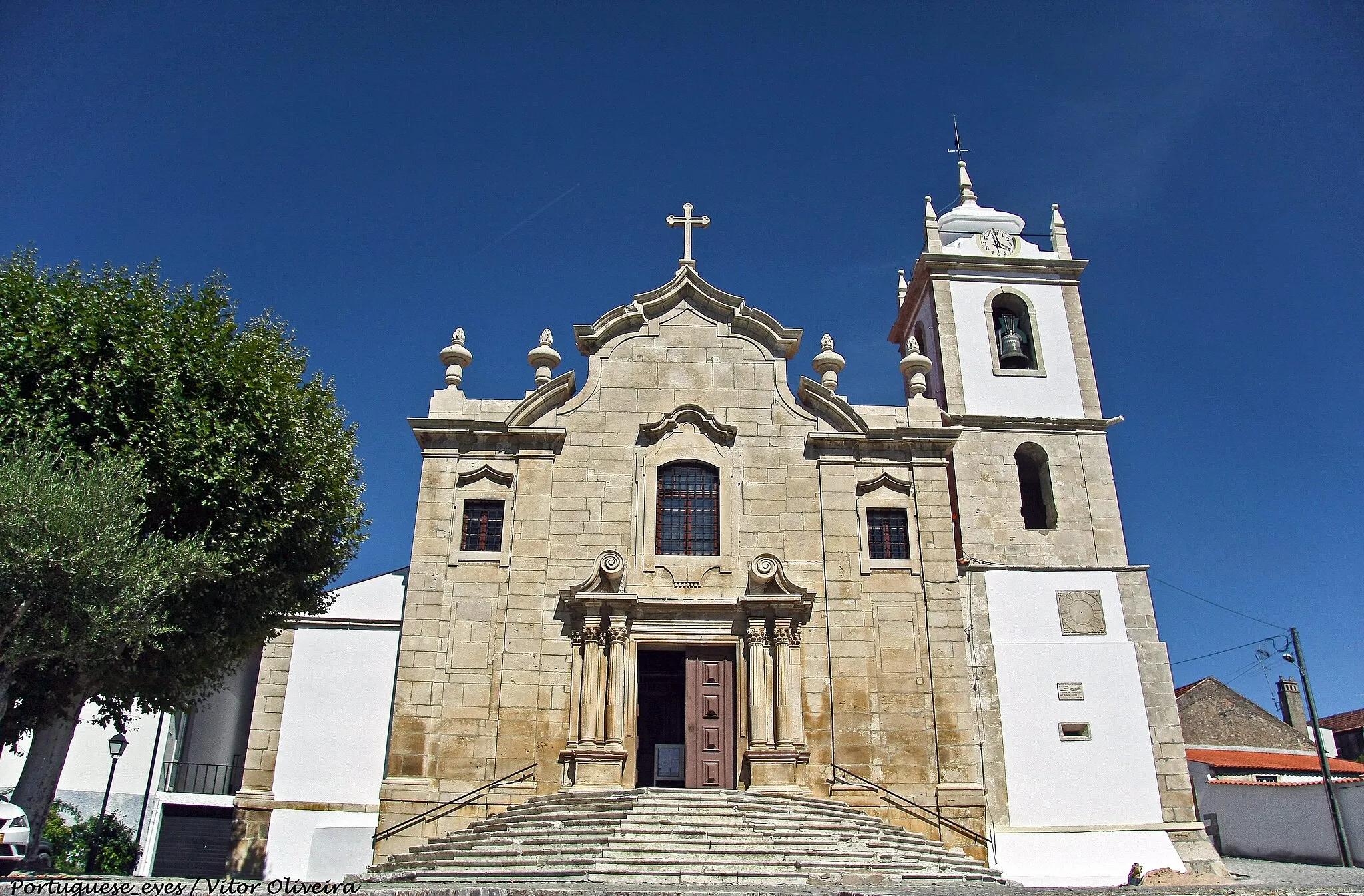 Photo showing: Dedicada a N. Senhora do Ó ou da Expectação, a Igreja Matriz de Ançã possui uma fachada de grande imponência, datada de 1812, e rica pelo aspecto arquitectónico e enquadramento paisagístico; arcos de entrada das capelas laterais de grande beleza arquitectónica e decorativa; retábulo principal em pedra de Ançã, raro no seu tempo.

Não se conhece a data da construção da Igreja Matriz de Ançã. Em dois nichos da capela-mor estão duas esculturas de pedra, da segunda metade do século XVI, representando S. Pedro e S. Paulo. www.rotadabairrada.pt/irt/show/igreja-matriz-de-anca-noss...