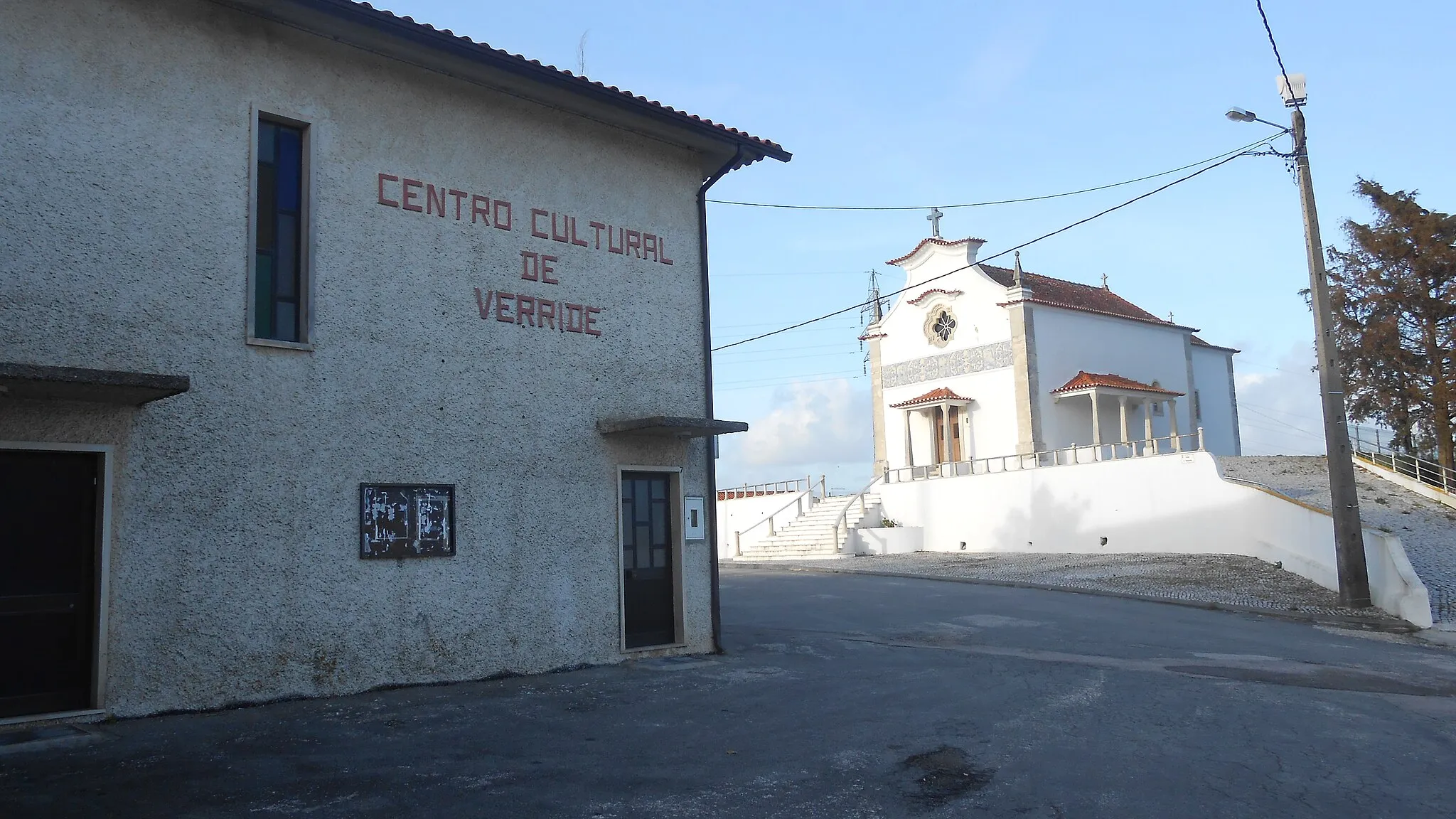 Photo showing: In the back the chapel "Capela de São Sebastião", 16. century. In the front on the left, the the cultural centre of Verride.