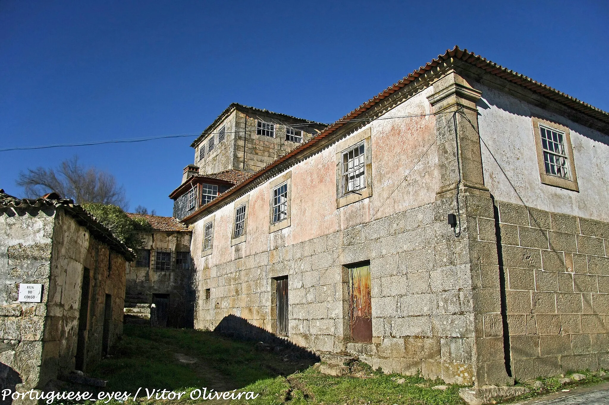 Photo showing: Capela da Nossa Senhora da Oliva no Tojal, concelho de Sátão, de estilo maneirista tem no seu interior o seu principal ponto de interesse vai sobretudo para a Capela-mor, em que o tecto é ornado com caixotões policromados e o altar é revestido de talha dourada.
Desiganada antigamente como Convento de Nossa Senhora da Oliva foi fundado em 1633 por Feliciano de Oliva e Sousa, um dos mais destacados habitantes locais dos finais do século XVI, doutorado em Cânones na Universidade de Coimbra e vigário geral de Elvas e Braga. Destinado a albergar uma comunidade dominicana feminina, o edifício conventual foi termina em 1640, data em que foi sagrado.
Vinte anos depois da extinção das ordens religiosas, o convento foi vendido a particulares, e a igreja foi entregue à população  local, entrando em progressiva degradação. No entanto em 1968 a paróquia de Sátão conseguiu que a empresa "Oliva" patrocinasse o restauro integral do templo, tanto ao nível da estrutura como do programa decorativo, tornando-se esta na "primeira empresa comercial, dentro do nosso país, a assumir o mecenato artístico em favor do restauro dum imóvel. portugal.rotasturisticas.com/visit.php?q1=Yes&regid=-948

See where this picture was taken. [?]