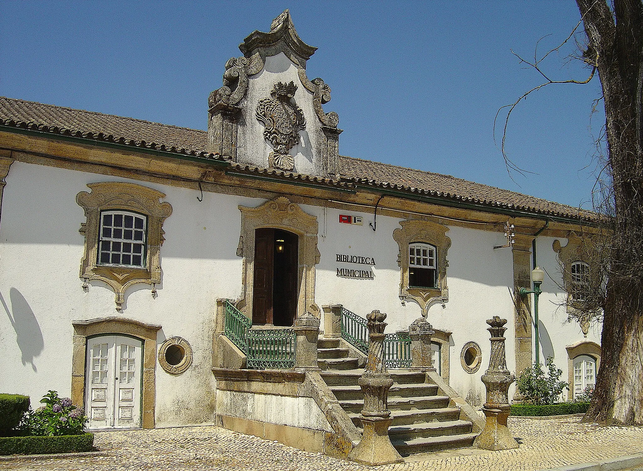 Photo showing: Antigo e nobre solar reconvertido em biblioteca municipal.