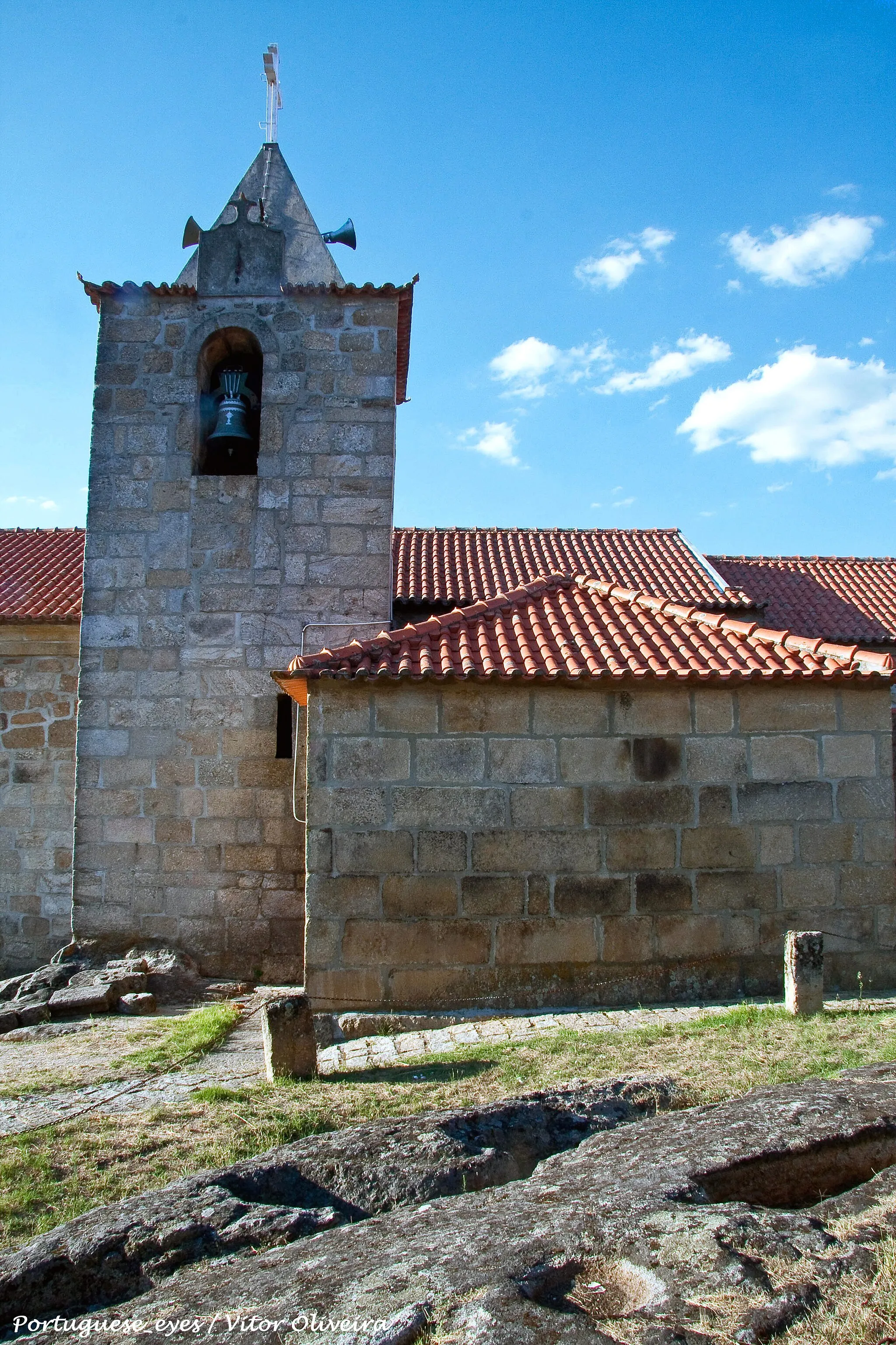 Photo showing: A Igreja Matriz de Castelo de Penalva, dedicada a São Pedro, é uma construção dos século XII a XIII. No entanto a igreja original foi demolida e construída uma nova no seu lugar no século XVIII, utilizando algum do material da igreja anterior, facto este que é verificado pelas siglas que se encontram em alguns dos silhares da nova igreja.

No seu interior destaca-se os retábulos pintados pela Escola de Grão Vasco. O teto da capela-mor é decorado em caixotões com os oragos e santos das diversas paróquias deste concelho. www.visitarportugal.pt/viseu/penalva-castelo/castelo-pena...