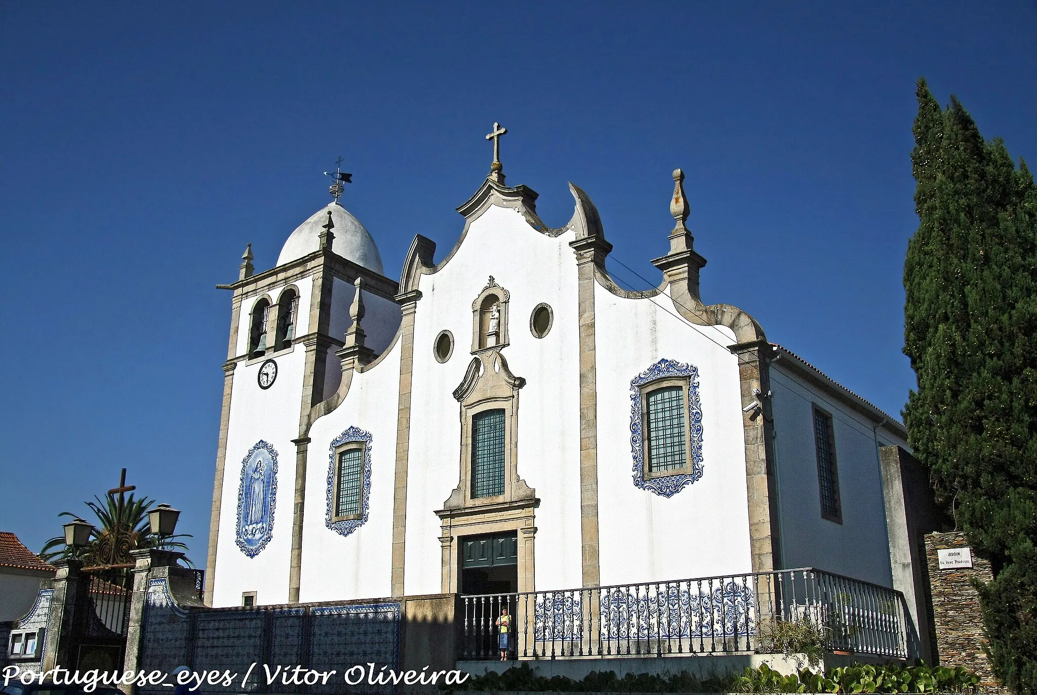 Photo showing: A Igreja Matriz, dedicada a Senhora das Neves, embora alterada é do século XVII, possuindo retábulos barrocos, talha dourada de grande qualidade e escultura do século XV na frontaria. gflv.angeja.net/?p=408

See where this picture was taken. [?]