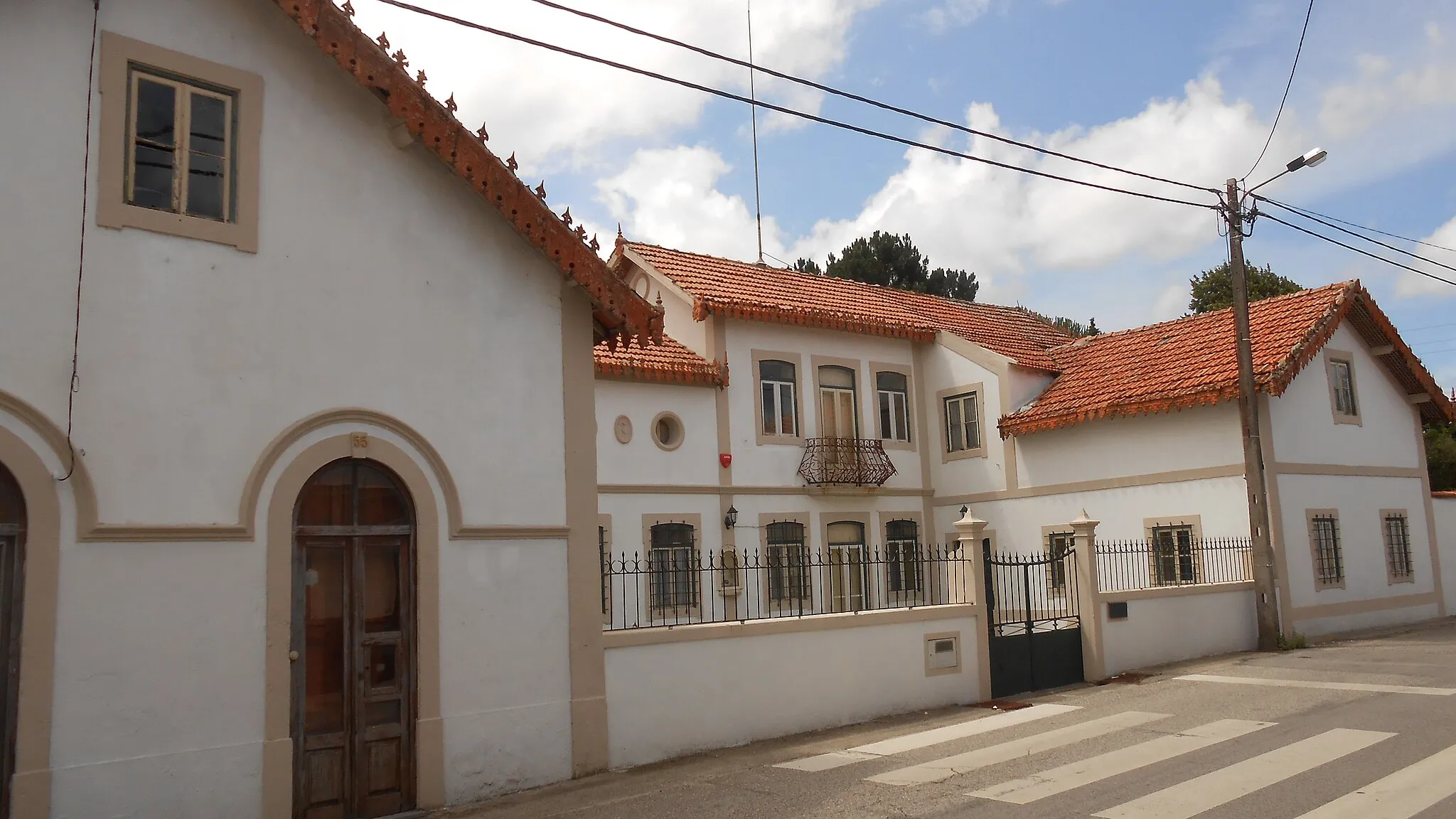 Photo showing: The former pharmacy in the main road of Santana.