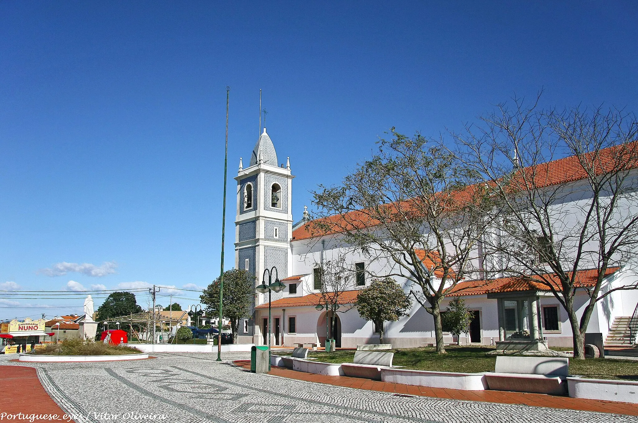 Photo showing: Datada de 1892, foi inaugurada a 27 de outubro de 1901. Substituiu o antigo templo, e é a Igreja com o mais valioso espolio de todas as igrejas do concelho. Interiormente, é considerado um templo muito rico pela tribuna, pelos retábulos e pelas pinturas que recebeu do Convento de Santa Ana de Coimbra. Tem, também, algumas esculturas de madeira do século XVIII.

Possui as seguintes esculturas em madeira do século XVIII: Santa Ana e a Virgem Maria a ler, a Virgem com o Menino, Virgem do Calvário, Santa Rita de Cássia, S. José, Santo António. Nossa Senhora da Conceição (séc. XVIII) e Cristo Crucificado são duas pequenas imagens em marfim. Existe ainda uma imagem de madeira de Nossa Senhora da Conceição em altar próprio. www.rotadabairrada.pt/irt/show/igreja-matriz-de-oia_pt_209