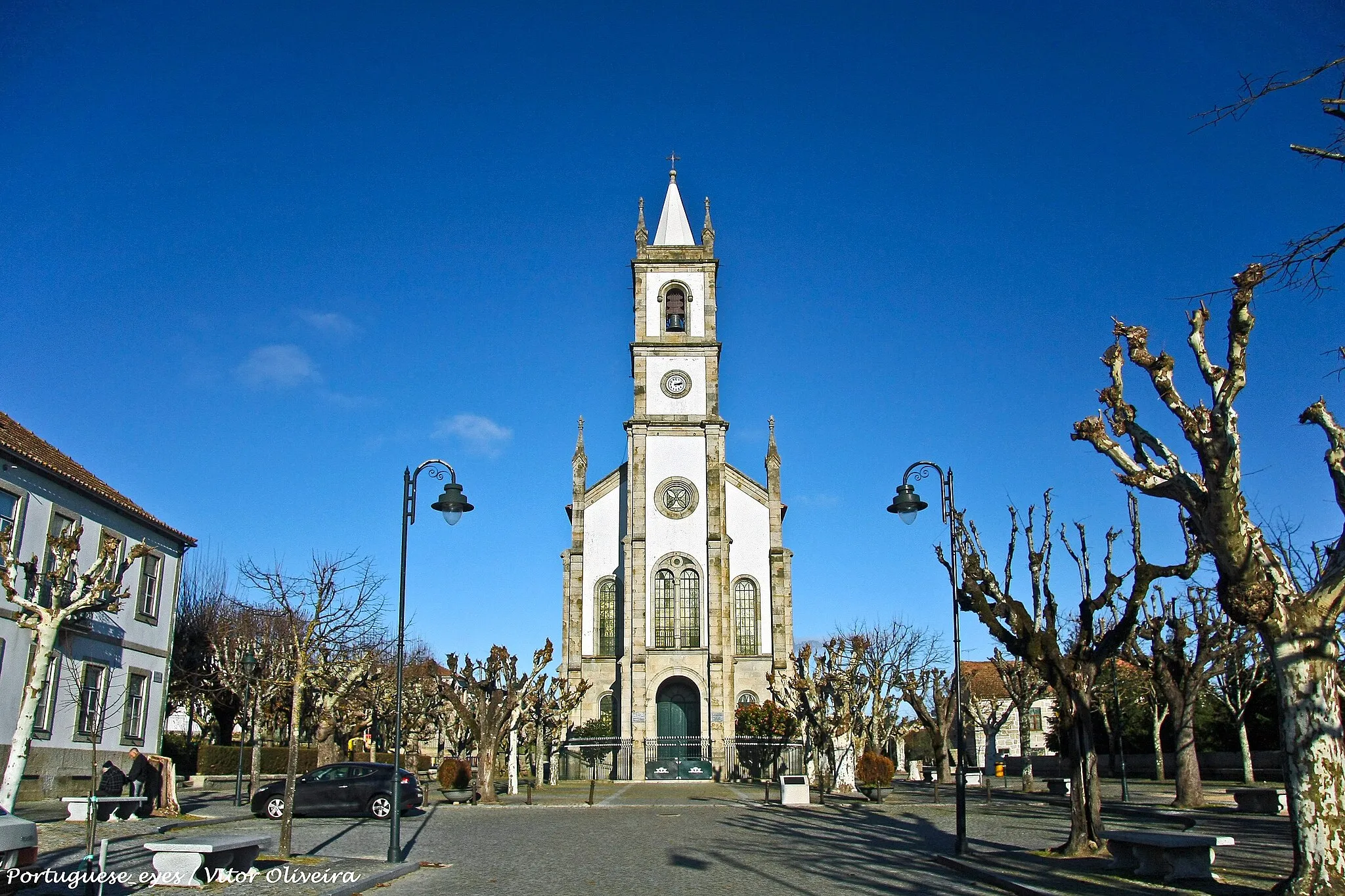 Photo showing: A igreja matriz e um templo com certa grandiosidade, construído nos fins do séc. XIX. A frontaria alteia-se em elevada agulha; o interior é de uma só nave. No largo fronteiro à igreja levanta-se o monumento aos beneméritos locais Dr. Joaquim Borges e sua esposa D. Maria Cândida. À direita e atrás da igreja, junto de dois carvalhos, um dos quais de grande porte, levanta-se a ermida de S. Miguel e Nª. Sª. da Saúde (restaurada em 1936), com alpendre. Em frente tem um padrão dos Centenários (1940). Entre as pessoas notáveis aqui nascidas citar-se-ão: o Dr. Jerónimo de Figueiredo, lente de Medicina e Farmácia na Universidade de Coimbra, sócio da Academia das Ciências e autor da Flora Farmacêutica (séc. XVIII -.XIX); seu filho, Dr. Albino Francisco Figueiredo e Almeida, lente da Escola Politécnica, deputado, sócio da Academia, autor de livros sobre matemática, etc.; Dr. Antonio Joaquim de Figueiredo e Silva, irmão do anterior, doutor em Medicina pela Universidade de Mompilher, bacharel em Filosofia, sócio da Academia, etc.; padre Francisco Pires da Costa, geral da congregação de S. Camilo de Lelis, orador, escritor, etc.. Nos meados do séc. XVIII, a freguesia era priorado da coroa, rendendo uns 650 mil reis por ano. 7maravilhasdegouveia.blogspot.pt/2009/06/igreja-matriz-vi...